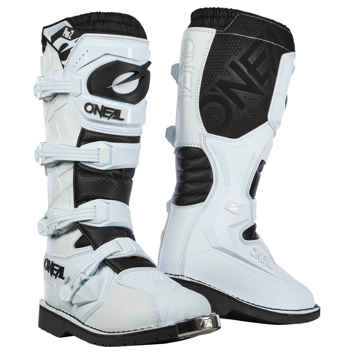 Ein Paar weiß-schwarze O'NEAL RIDER PRO 2 Stiefel mit mehreren Schnallen, stabilen Sohlen, verstärkten Zehenkappen und auffälligem O'NEAL Branding an den Seiten und Riemen für optimalen Schutz.