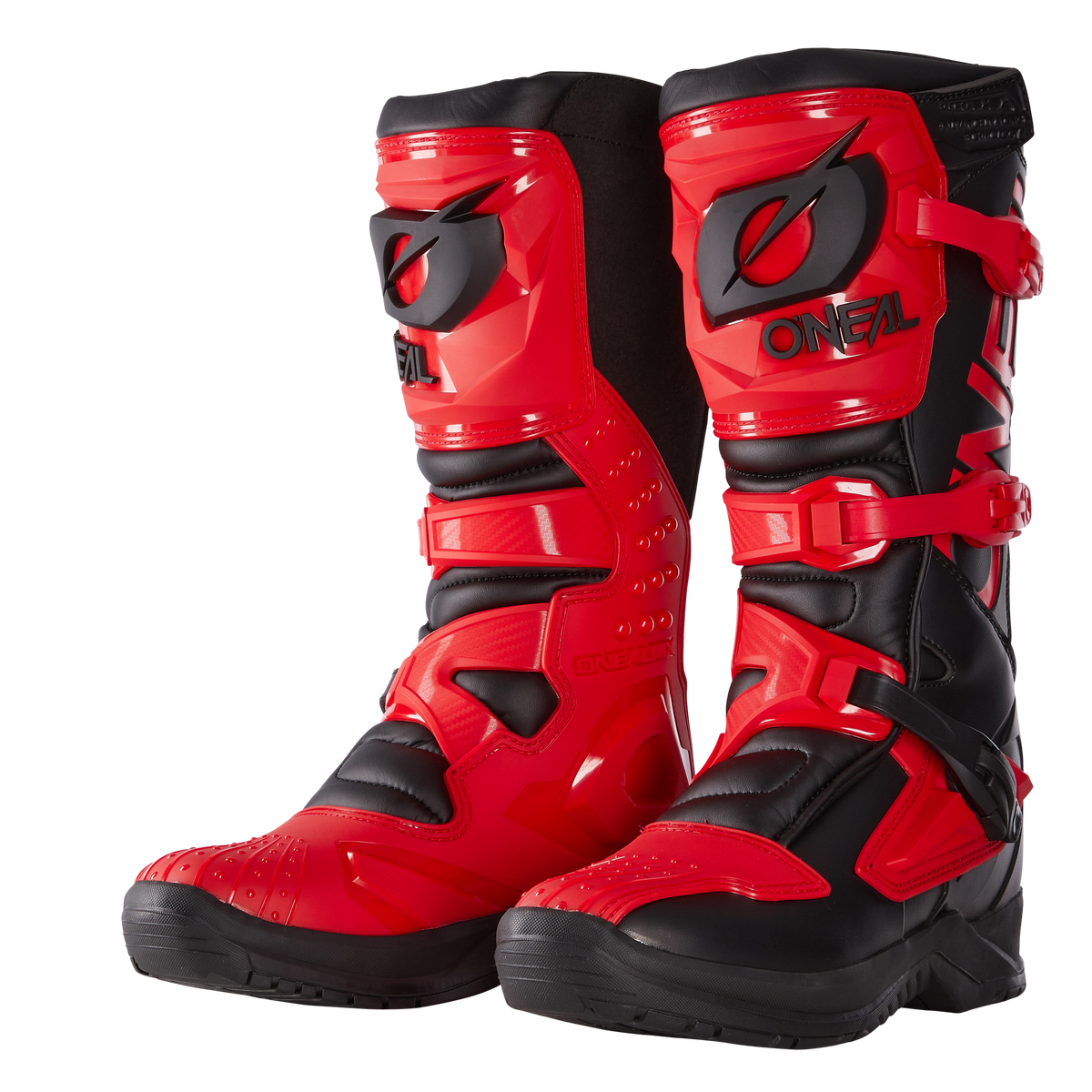 Ein robustes Paar roter und schwarzer O'NEAL RSX Stiefel mit Schnallen, strukturierten Sohlen und auffälligem Branding, entwickelt für Motorradfahrten im Gelände.