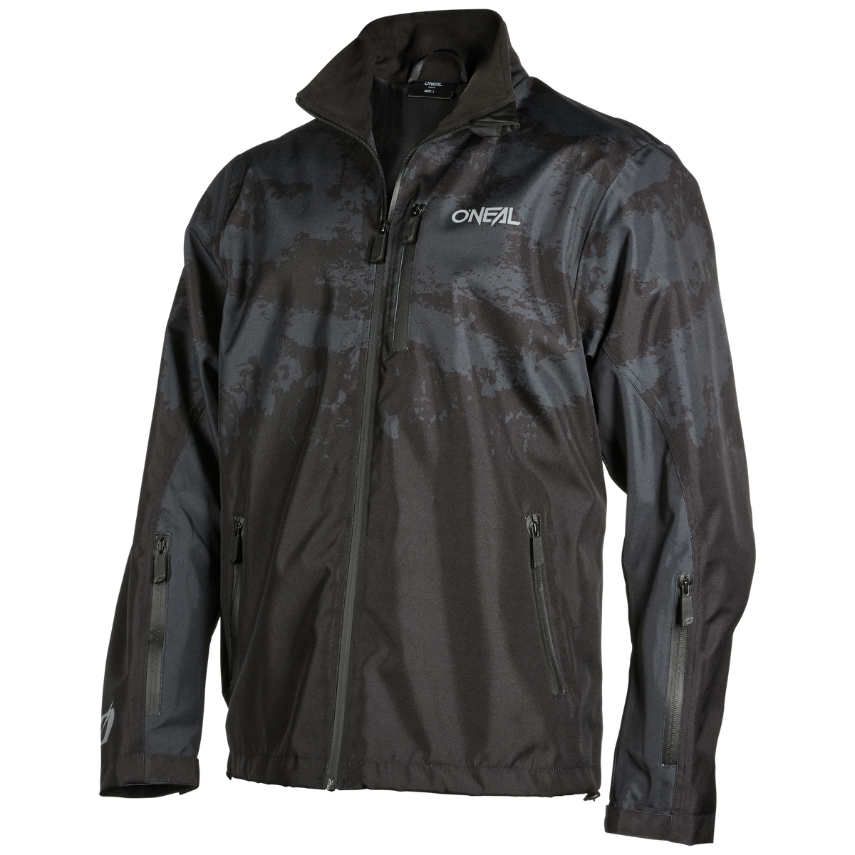 Die O'NEAL SHORE Regenjacke ist eine schwarz-dunkelgraue Zip-Up-Jacke mit dezentem Camo-Muster, hohem Kragen, Brust- und Seitentaschen mit Reißverschluss - eine ideale MTB-Ausrüstung - und weißem "O'NEAL"-Logo auf der linken Brust.