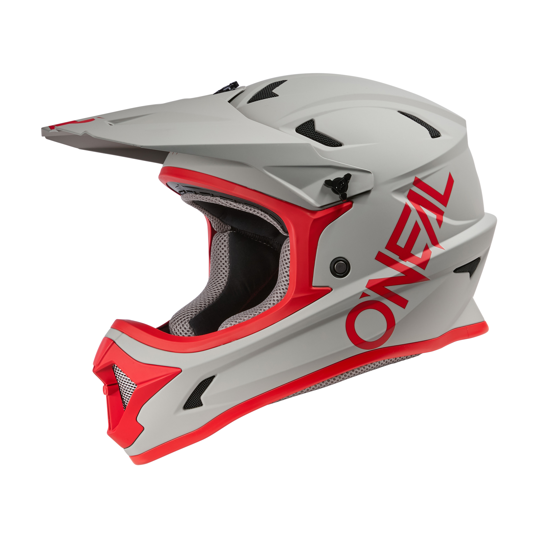 Der O'NEAL SONUS Helm SOLID ist ein grau-roter Integralhelm mit Visier, auffälligem roten Logo, Belüftungsöffnungen und schwarzer Innenpolsterung - ideal für Motocross oder Mountainbiking.