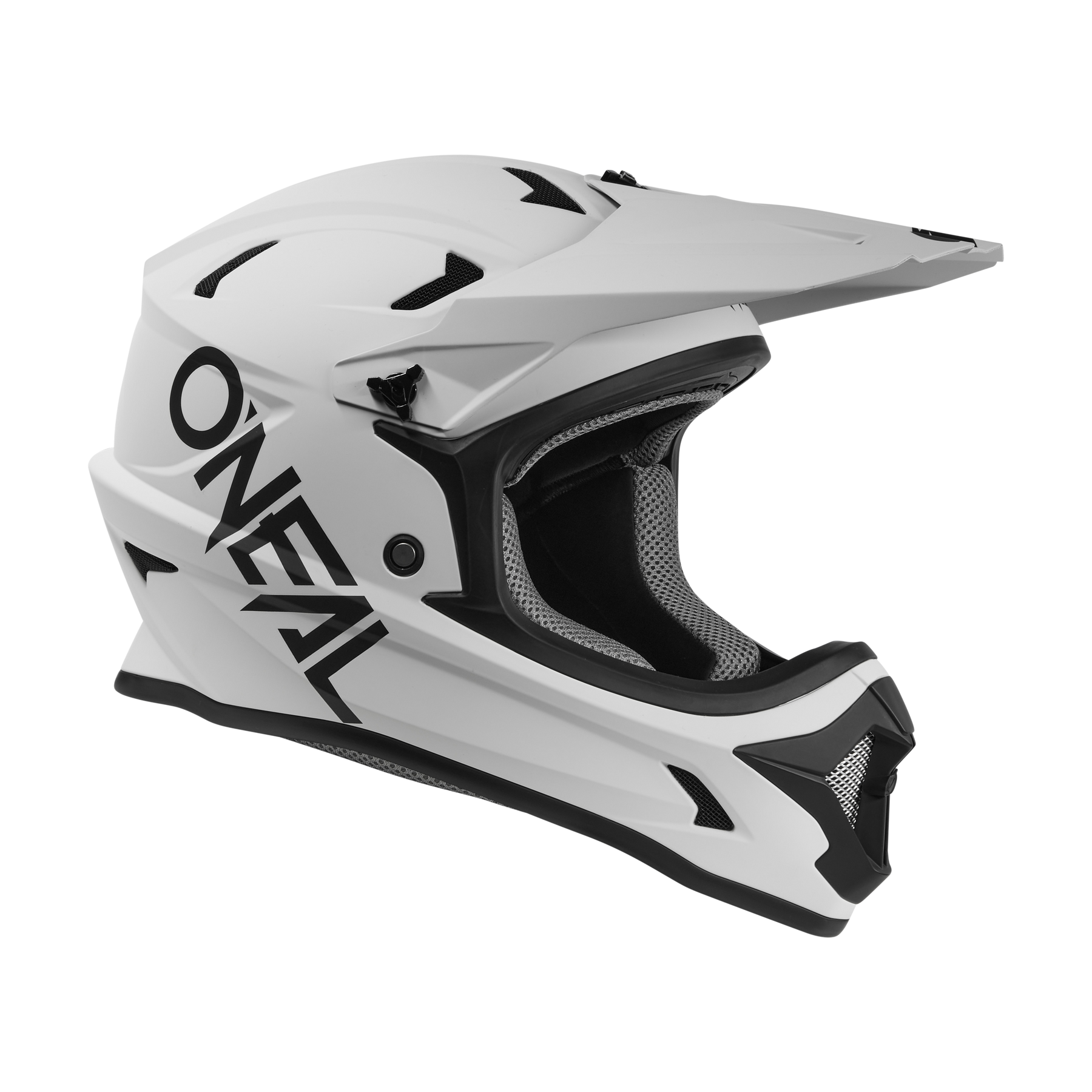 Der O'NEAL SONUS Helm SOLID ist ein weißer MTB-Helm mit schwarzem Visier und Belüftung, mit dem Schriftzug "O'NEAL" in fetten schwarzen Buchstaben an der Seite - ideal für Ihr nächstes Bike-Abenteuer.