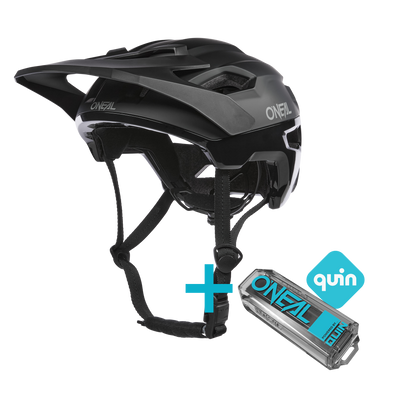 Das O'NEAL TRAILFINDER EVO Solid Quin Bundle besteht aus einem schwarzen Helm mit Kinnriemen und einem Quin Smart Safety Sensor, die ihre Kompatibilität für mehr Sicherheit des Fahrers beweisen.