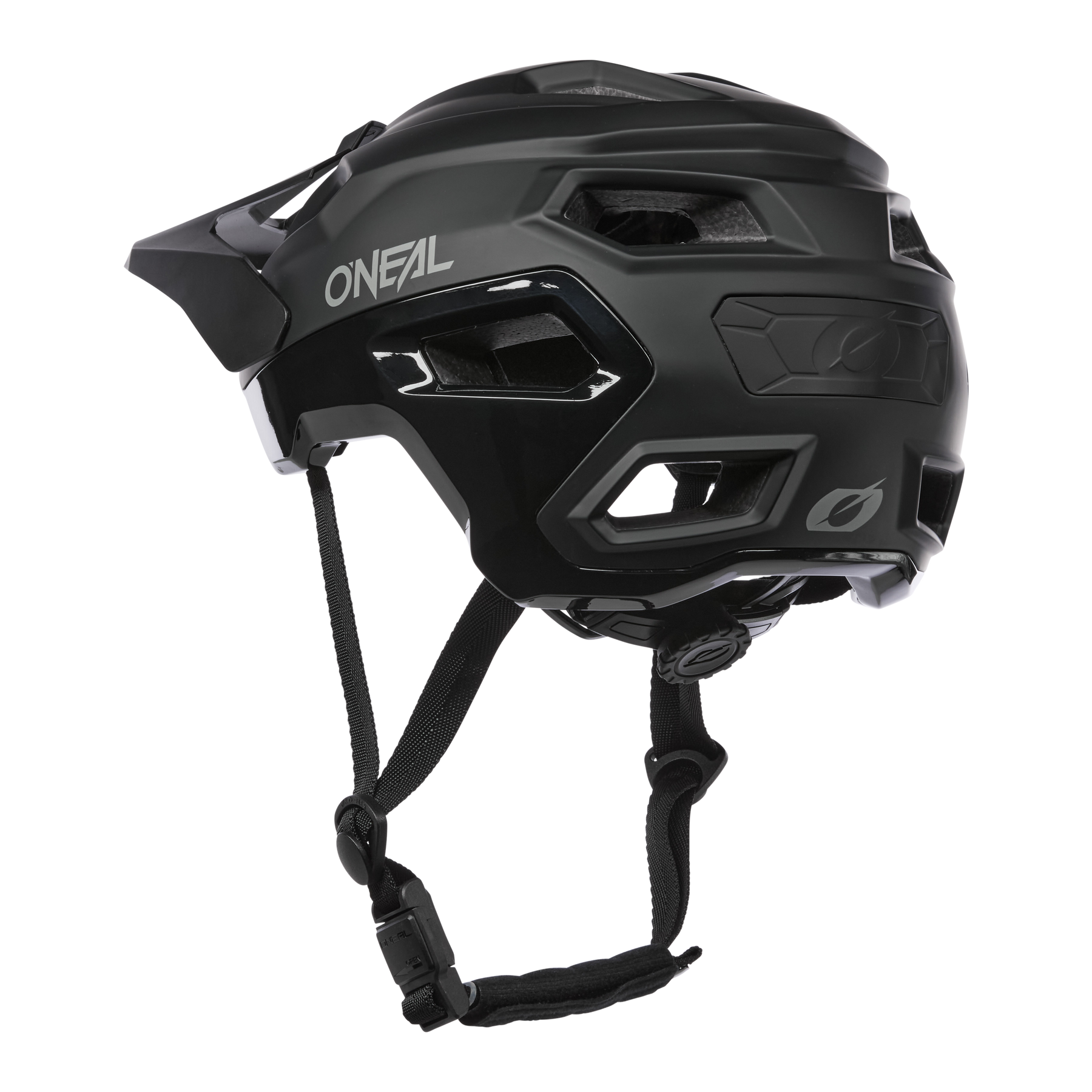 Der O'NEAL TRAILFINDER EVO Helm SOLID in Schwarz verfügt über ein Visier, mehrere Belüftungslöcher und verstellbare Kinnriemen auf weißem Hintergrund.