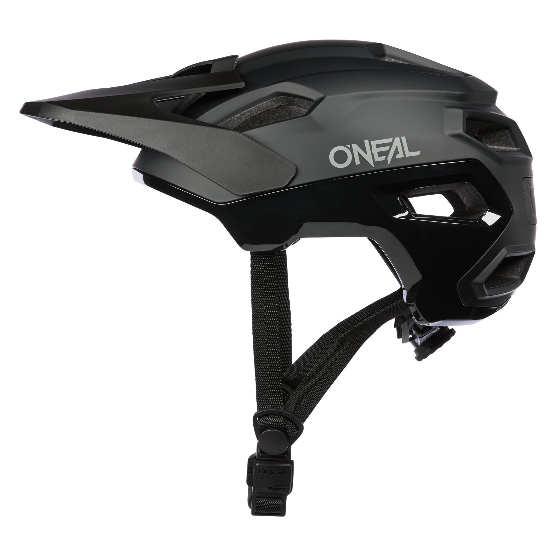 Ein schwarzer O'NEAL TRAILFINDER EVO Helm SOLID mit Visier, seitlichen Belüftungsöffnungen und verstellbarem Kinnriemen ist im Seitenprofil vor einem weißen Hintergrund abgebildet.