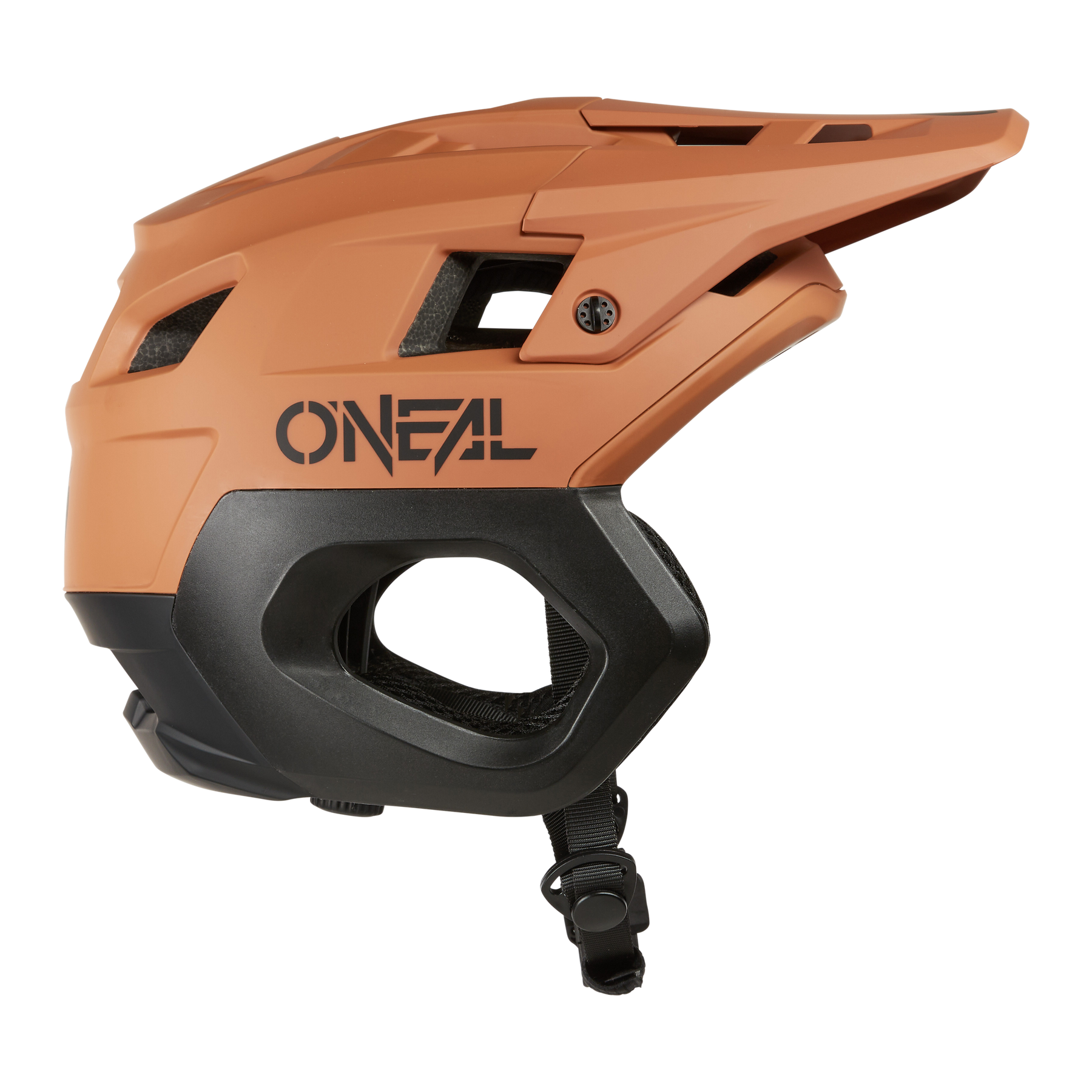 Der O'NEAL TRAPPER Helmet SOLID in mattem Orange und Schwarz verfügt über ein Visier, Belüftungslöcher und einen verstellbaren Kinnriemen - ideal als Enduro-Helm für Mountainbiker. Abgebildet in der Seitenprofilansicht.