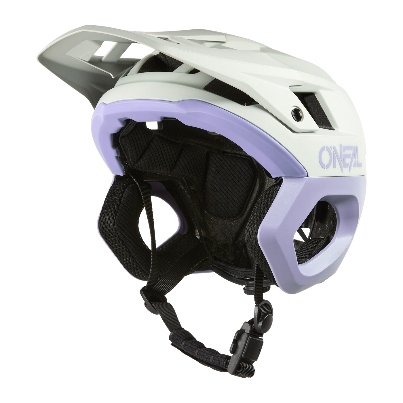 Ein weißer und lavendelfarbener O'NEAL TRAPPER Helmet SOLID Mountainbike-Helm mit Visier, seitlichen Belüftungsöffnungen, schwarzer Polsterung und einem verstellbaren Kinnriemen wird vor einem schlichten schwarzen Hintergrund gezeigt.