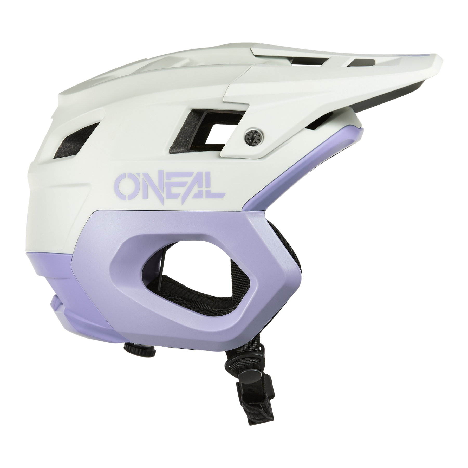 Der O'NEAL TRAPPER Helm SOLID in Weiß und Hellviolett verfügt über ein Visier, seitliche Belüftungsöffnungen und einen verstellbaren schwarzen Kinnriemen, von der Seite auf einem einfarbigen Hintergrund dargestellt.
