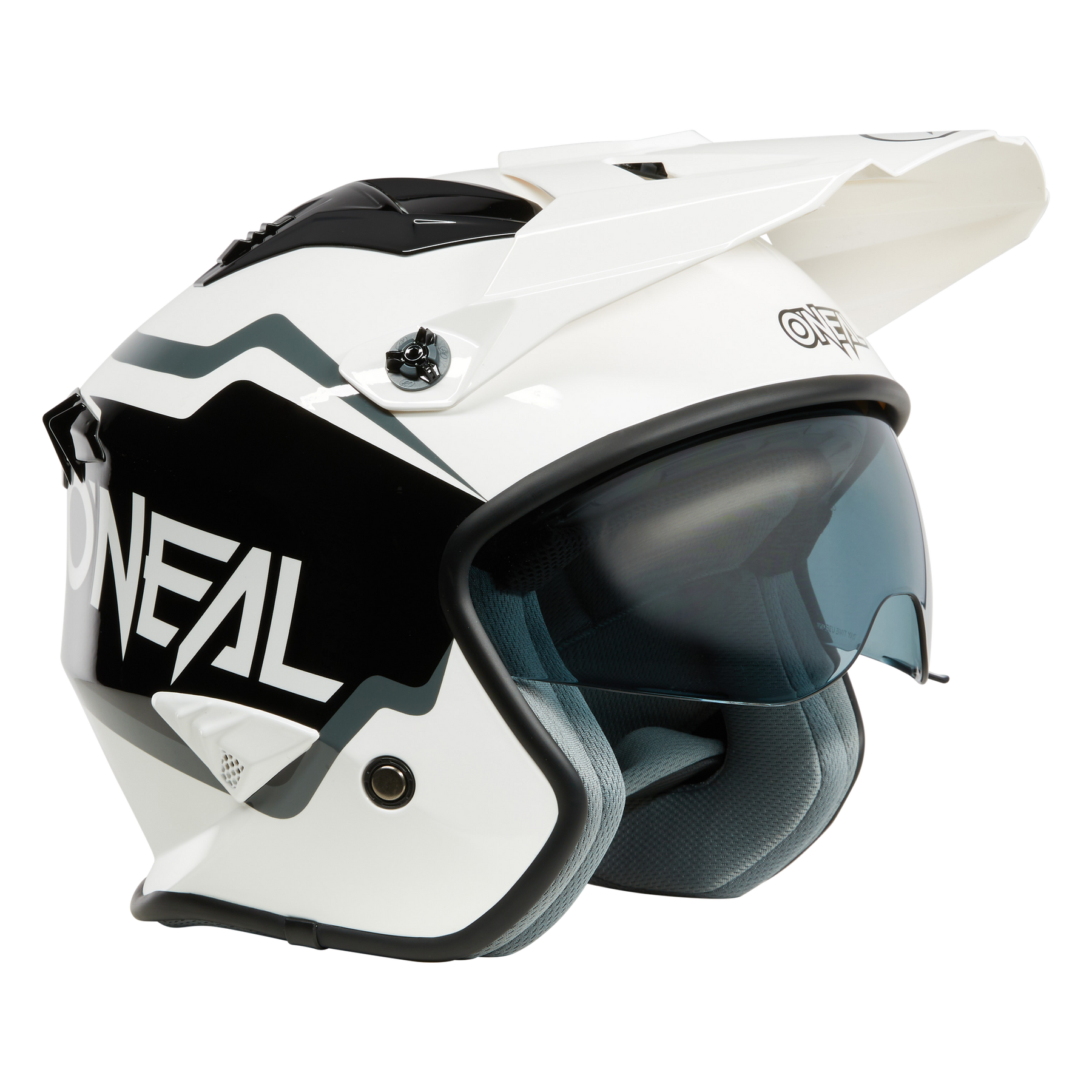 Der O'NEAL VOLT Helm CORP in Weiß und Schwarz mit durchsichtigem Visier, Sonnenschirm und auffälliger, kantiger Grafik wird seitlich vor einem unifarbenen Hintergrund gezeigt und vereint stilvolles Design mit zuverlässiger Sicherheit.