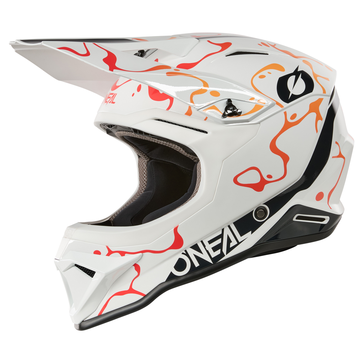 Der O'NEAL 1SRS Helmet SPLASH ist ein weißer Motocross-Helm mit abstrakten orangen und roten Grafiken, einem schwarzen O'NEAL-Logo an der Seite, einem markanten Visier, sichtbarer Innenpolsterung und einem modernen aerodynamischen Design.