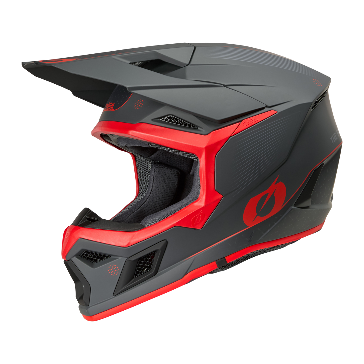 El casco O'NEAL 3SRS E-STROKE es un casco integral de motocross negro mate y rojo con un diseño anguloso, una llamativa visera y aberturas de ventilación sobre un fondo blanco.