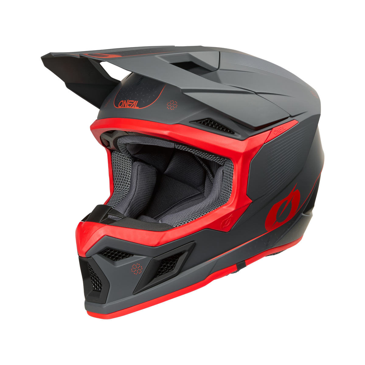 El casco O'NEAL 3SRS E-STROKE de O'NEAL en gris/rojo es un casco integral de motocross con visera, aberturas de ventilación y forro interior acolchado para mayor comodidad y protección.