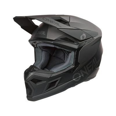 Der O'NEAL 3SRS Helm SOLID in schwarz/grau ist ein mattschwarzer MX-Fullface-Helm mit Visier, Belüftungsöffnungen, auffälligem O'NEAL-Branding und gepolsterter grauer Innenausstattung - ideal für Motocross-Fahrer, die Stil und Komfort suchen.