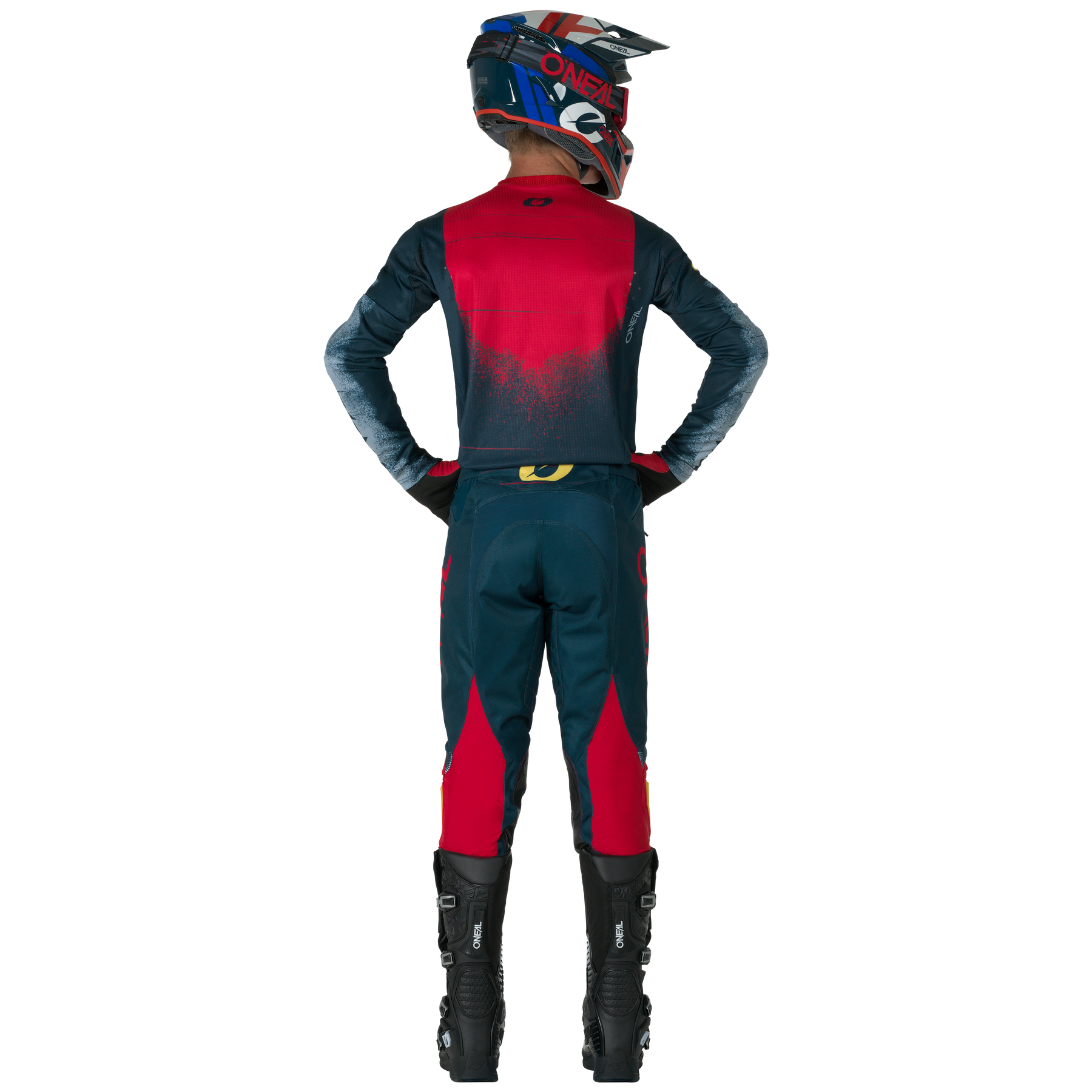 Eine Person, die eine O'NEAL HARDWEAR Pants SWIPE von O'NEAL trägt, dazu einen Helm und schwarze Stiefel, steht mit den Händen in den Hüften und schaut von der Kamera weg.