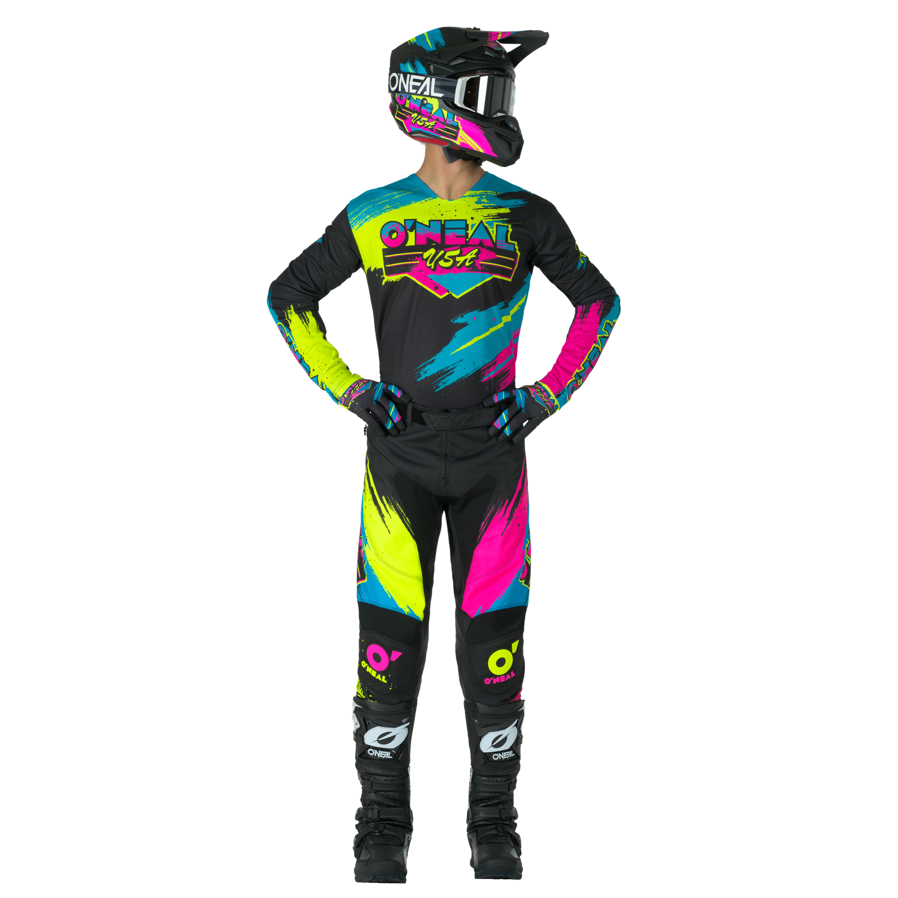 Ein Motocross-Fahrer in voller Montur, mit schwarzem Helm und O'NEAL MAYHEM Pants RESEDA mit leuchtenden neonblauen, gelben und pinken Akzenten, steht mit sichtbarem O'NEAL-Branding an der Seite.
