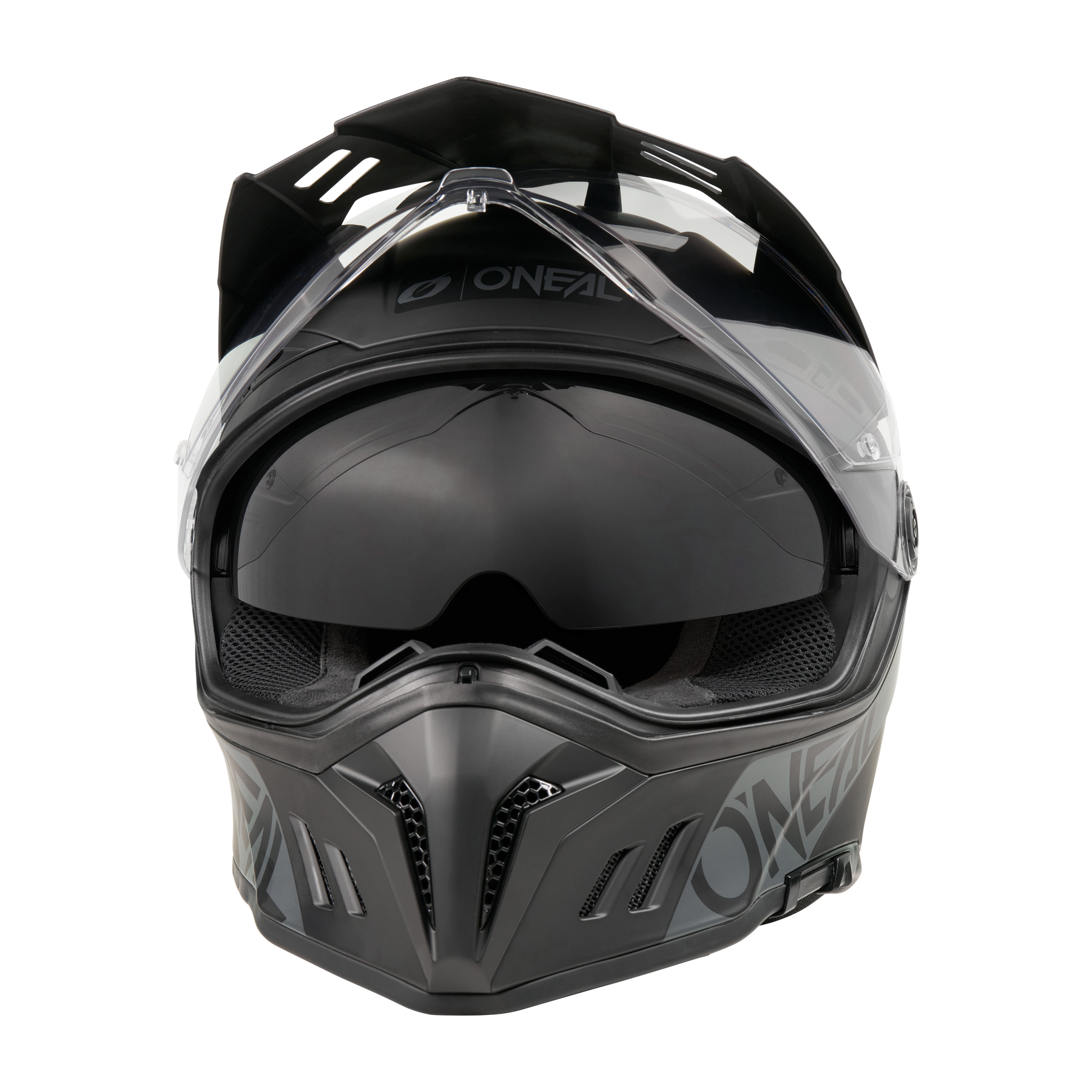 Frontansicht des O'NEAL SIERRA RS Helm SOLID in Schwarz und Grau mit klarem Visier, dunkel getöntem Schild, Belüftungsschlitzen und O'NEAL Branding - kompatibel mit dem Quin Smart Safety Sensor für verbesserten Schutz.