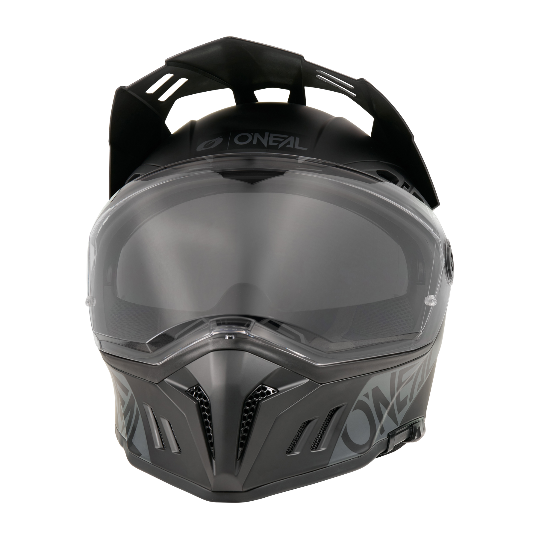 Ein schwarzer O'NEAL SIERRA RS Helm SOLID Motorradhelm mit klarem Visier, kantigen Belüftungsöffnungen und matten Grafiken wird von vorne auf einem transparenten Hintergrund gezeigt. Kompatibel mit dem Quin Smart Safety Sensor für zusätzlichen Schutz.