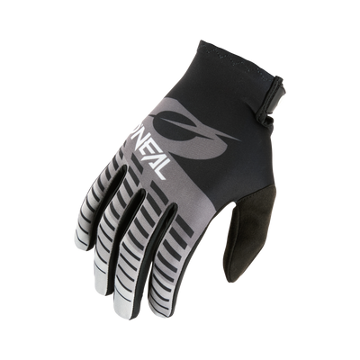 Der O'NEAL VAULT Handschuh RACEWEAR ist ein schwarz-grauer MTB-Handschuh mit "O'NEAL"-Schriftzug, gestreiften Fingern für Flexibilität, sicherem Handgelenkverschluss und starkem Grip - auf weißem Hintergrund.