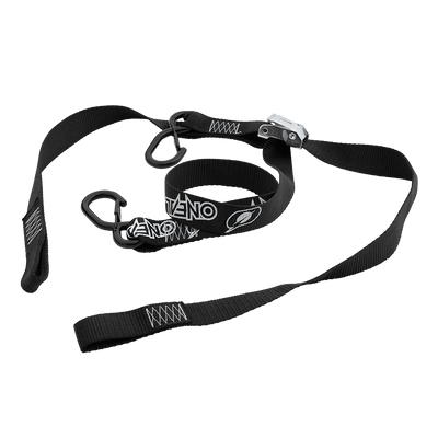 Die O'NEAL DE LUXE Zurrgurte LOGO von O'NEAL ist ein schwarzer, verstellbarer Gurt mit Metallhaken und einer zentralen Schnalle, perfekt für die Befestigung von Motorradausrüstung mit zuverlässigen Soft Hook Tie Downs.