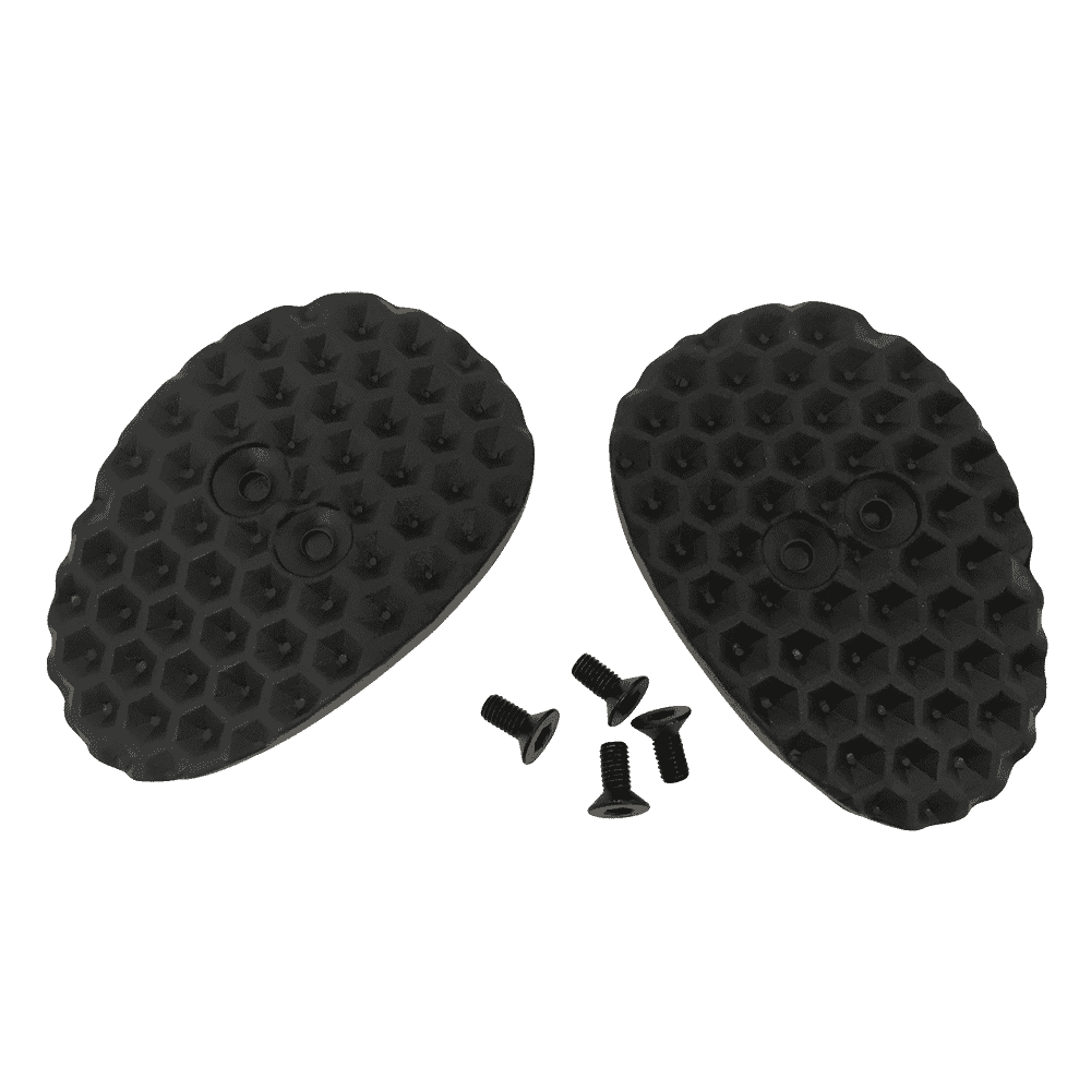 Das O'NEAL Cleat Cover Set für SPD-Schuhe besteht aus zwei schwarzen, strukturierten, ovalen Abdeckungen mit einem Wabenmuster und vier kleinen schwarzen Schrauben, die alle auf einem einfarbigen Hintergrund abgebildet sind.