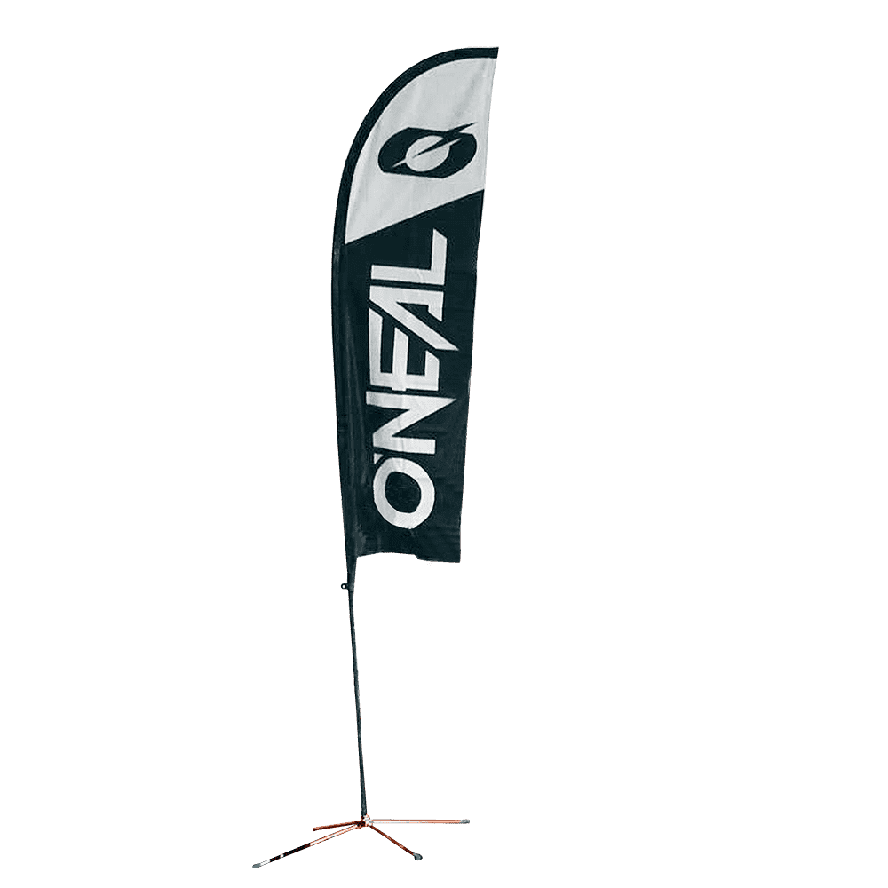 Die O'NEAL Beach Flag ist eine hohe, schwarz-weiße Federflagge mit dem fett gedruckten Schriftzug "O'NEAL" und einem runden Logo an der Spitze, die auf einem stabilen Metallständer mit Kreuzfuß montiert ist.