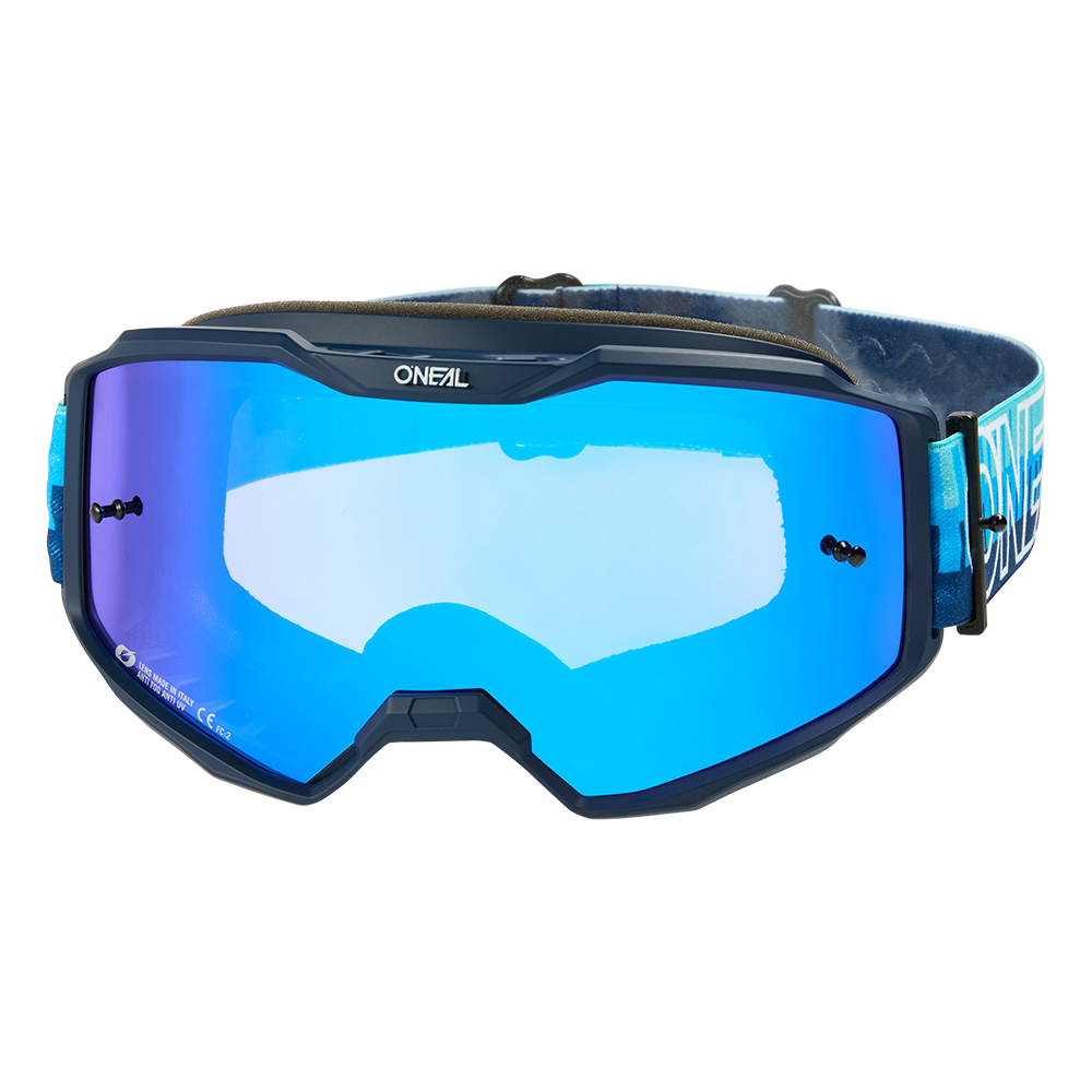 Die O'NEAL B-10 Goggle STRIPED verfügt über ein blau getöntes, breit reflektierendes Glas, ein verstellbares blaues Band und den Schriftzug "O'NEAL" oben auf dem Rahmen und quer über das Band.