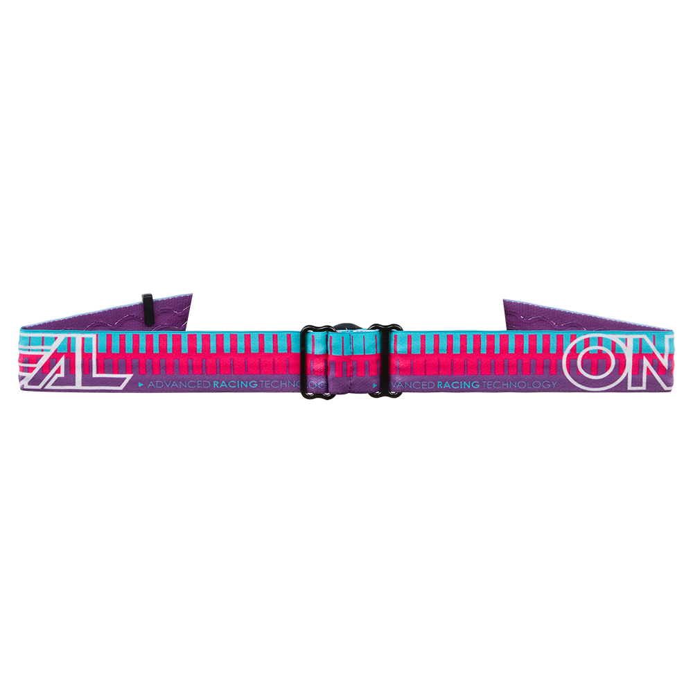 Die O'NEAL B-10 Youth Goggle STRIPED verfügt über ein farbenfrohes, verstellbares Band mit einem auffälligen geometrischen Muster in Pink, Teal und Lila, eine schwarze Kunststoffschnalle und ADVANCED RACING TECHNOLOGY" an der Seite.
