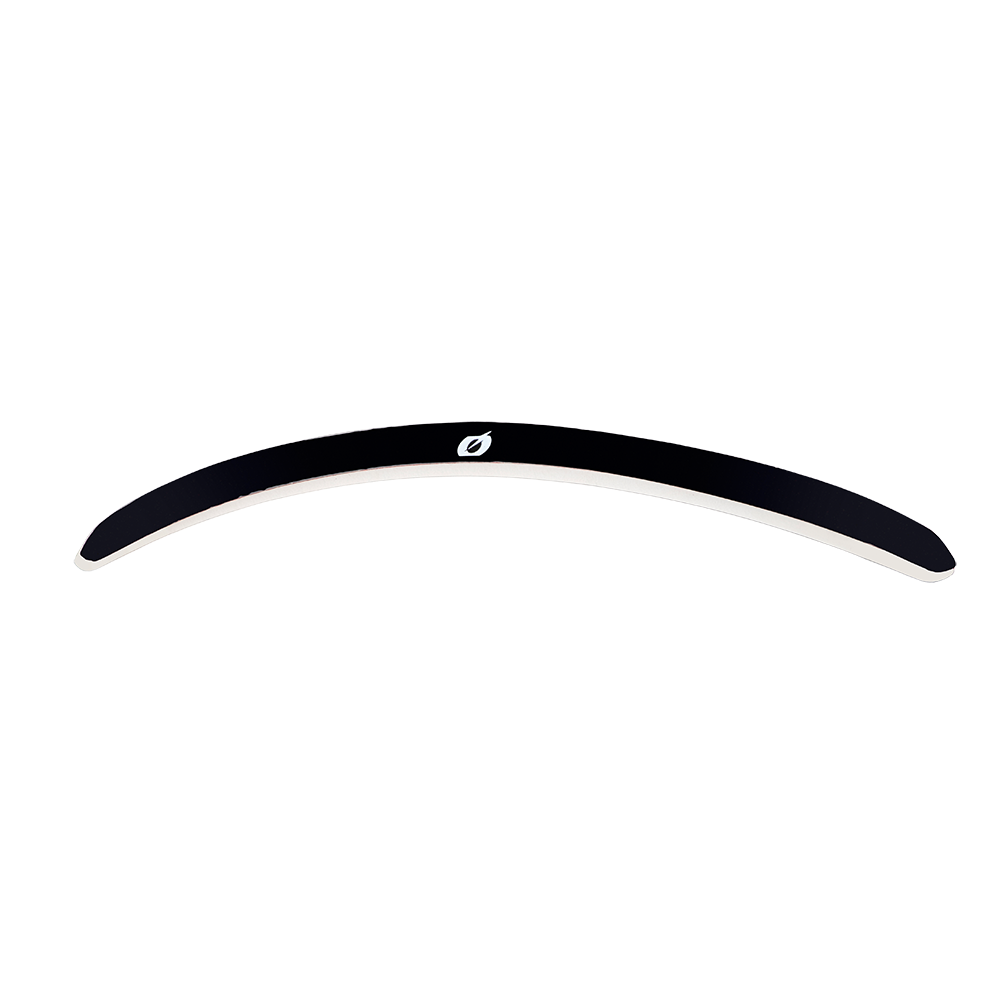 Die O'NEAL B-50 Goggle - Mudflap ist auf einem einfarbig weißen Hintergrund abgebildet und verfügt über ein elegantes schwarz-weißes, geschwungenes Design mit einem kleinen weißen O'NEAL-Logo in der Mitte.