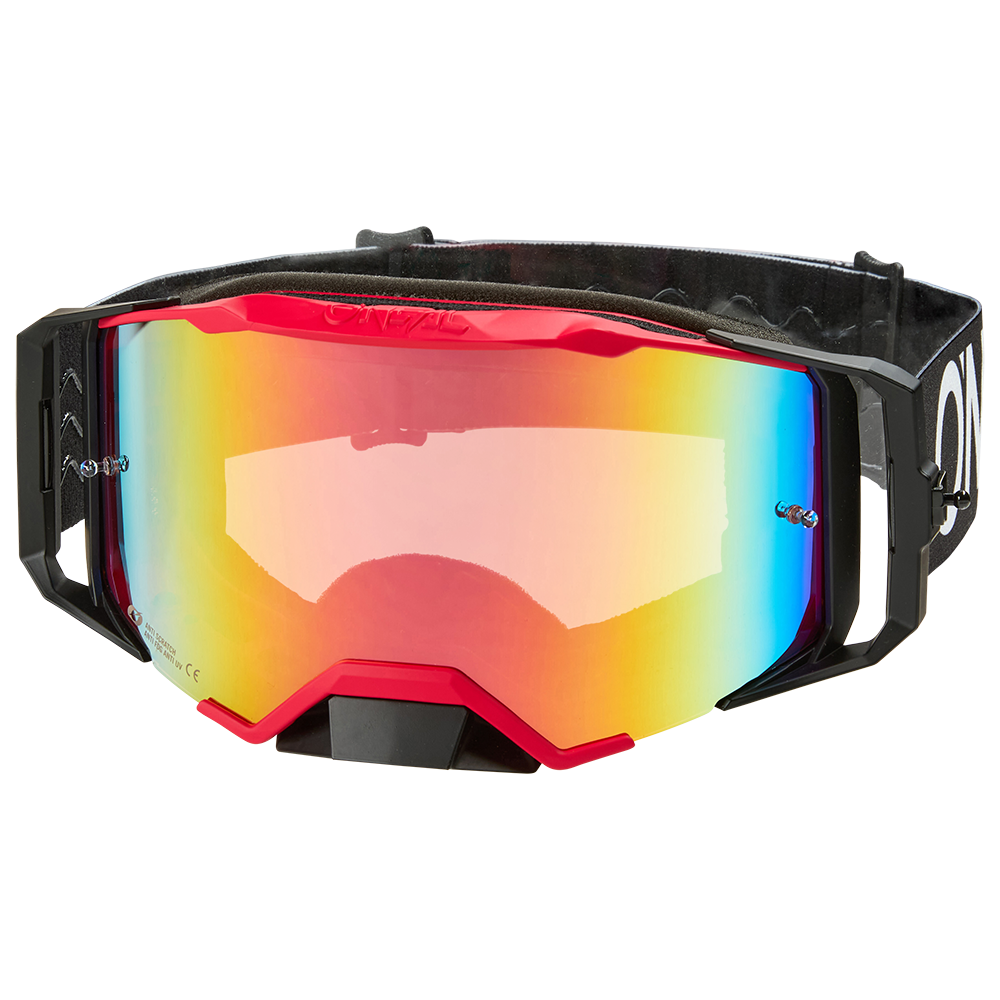 Die O'NEAL B-33 Goggle HEXA hat ein schwarz-rotes Design, ein breites, reflektierendes, regenbogenfarbenes Glas und ein verstellbares schwarzes Band mit weißem Text.
