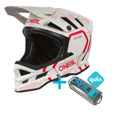 Das O'NEAL BLADE Strike Quin Bundle, ein weiß-roter Motocross-Helm mit schwarzer Innenausstattung, wird neben dem Quin Pro Smart Sensor gezeigt, der das O'NEAL-Branding und die eingebaute Smart-Technologie hervorhebt.