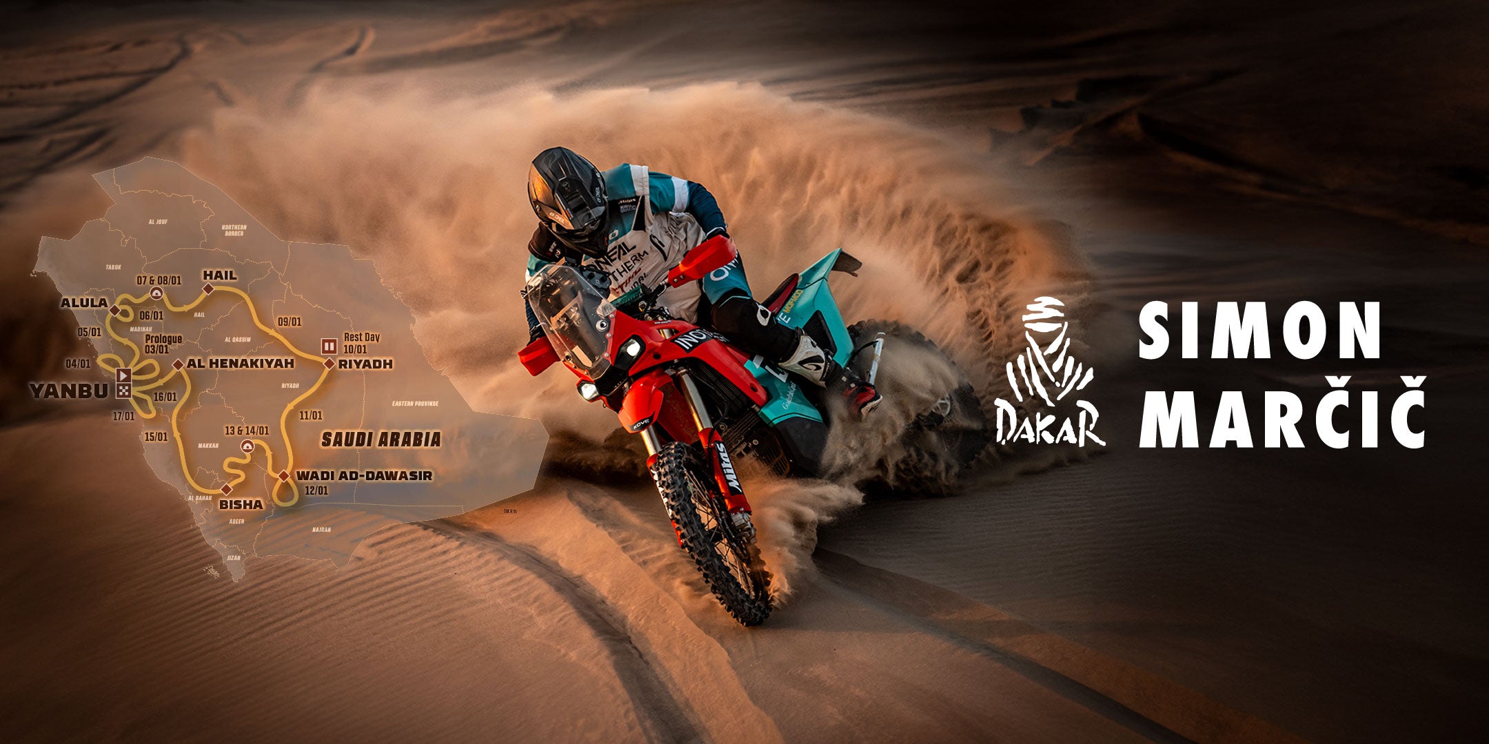 Ein Motorradfahrer fährt durch den Wüstensand, der Staub hinter sich herziehend. Auf der linken Seite ist eine Karte der Route der Rallye Dakar in Saudi-Arabien abgebildet. Auf der rechten Seite steht: "Dakar Simon Marčič".