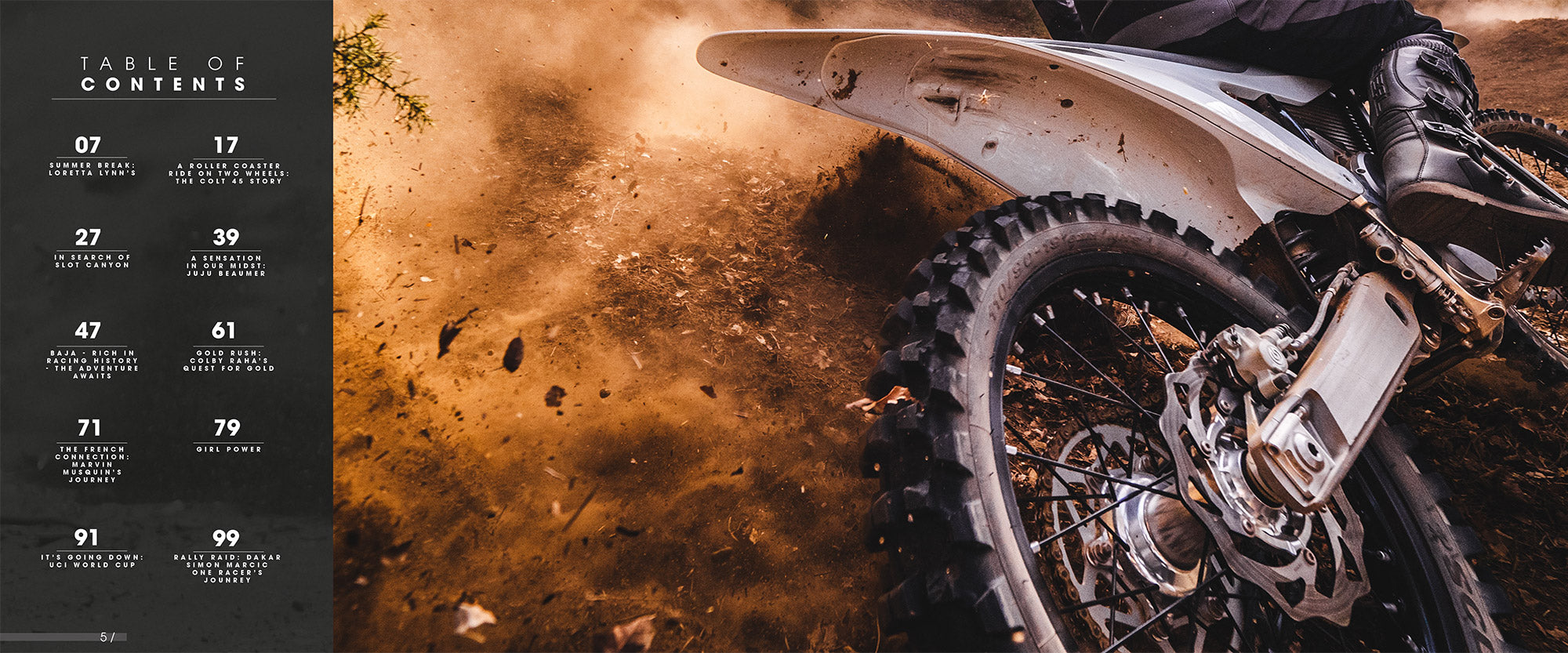 Nahaufnahme eines Dirtbikes, das auf einer unbefestigten Strecke fährt und Staub aufwirbelt. Der Fahrer in schwarzer Kleidung ist teilweise sichtbar. Auf der linken Seite wird ein Inhaltsverzeichnis mit verschiedenen Seitenzahlen und Titeln angezeigt. Das Dirtbike dominiert die rechte Seite des Bildes.