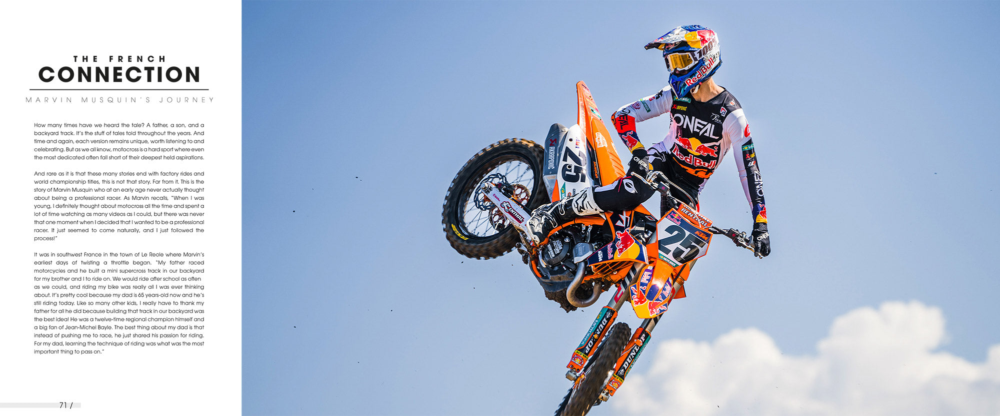 Ein Motocrossfahrer vollführt auf einem bunten Dirtbike mit der Nummer 25 vor einem klaren blauen Himmel mit ein paar Wolken einen Stunt in der Luft. Der Text links mit dem Titel „The French Connection: Marvin Musquins Reise“ beschreibt die Erfahrungen und die Reise des Motocrossfahrers.