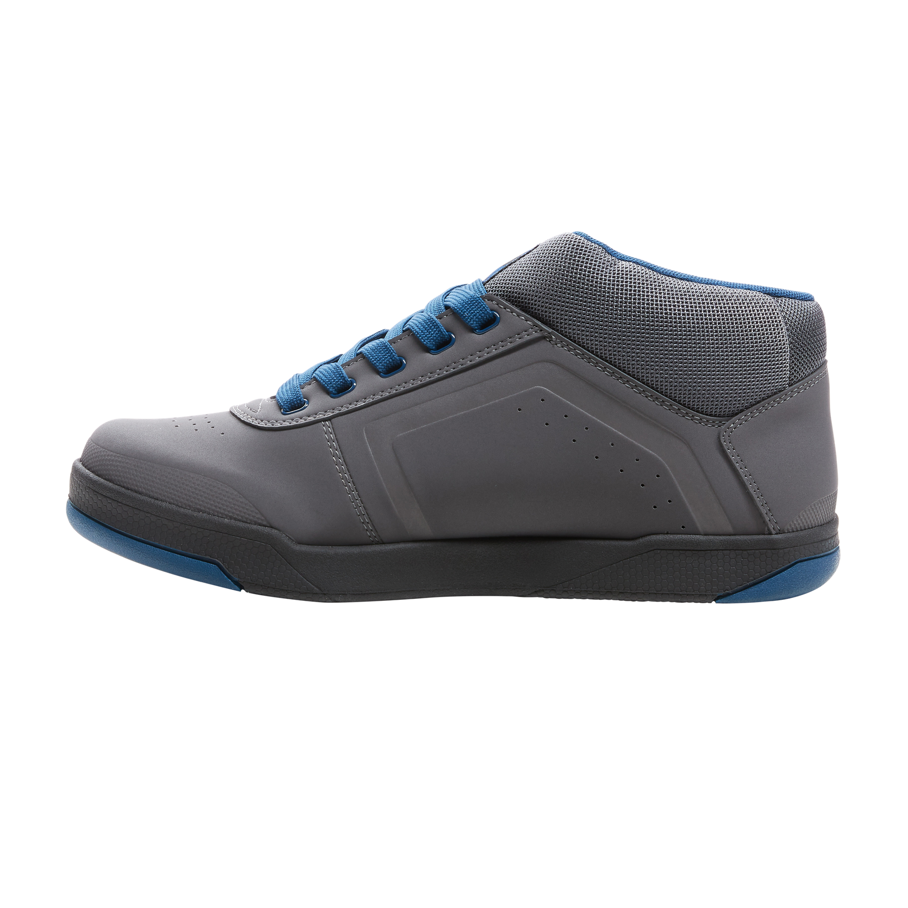 Der O'NEAL PINNED PRO FLAT Pedal Schuh von O'NEAL ist ein grauer Mid-Top Fahrradschuh mit blauen Schnürsenkeln, blauen Sohlen- und Fersenakzenten und einem strukturierten Mesh-Kragen, der sich von der Seite vor einem schwarzen Hintergrund zeigt.