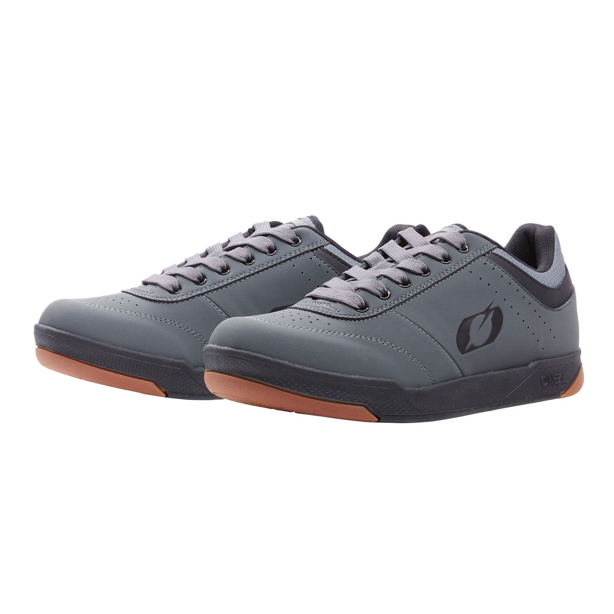 Ein Paar graue O'NEAL PUMPS FLAT Schuhe mit Gummisohle und Schnürsenkeln, dezentem Seitenlogo, abgebildet auf weißem Hintergrund - ideal als Flat Bike Schuh und eine tolle Ergänzung für Ihre Bike Zubehör Kollektion.