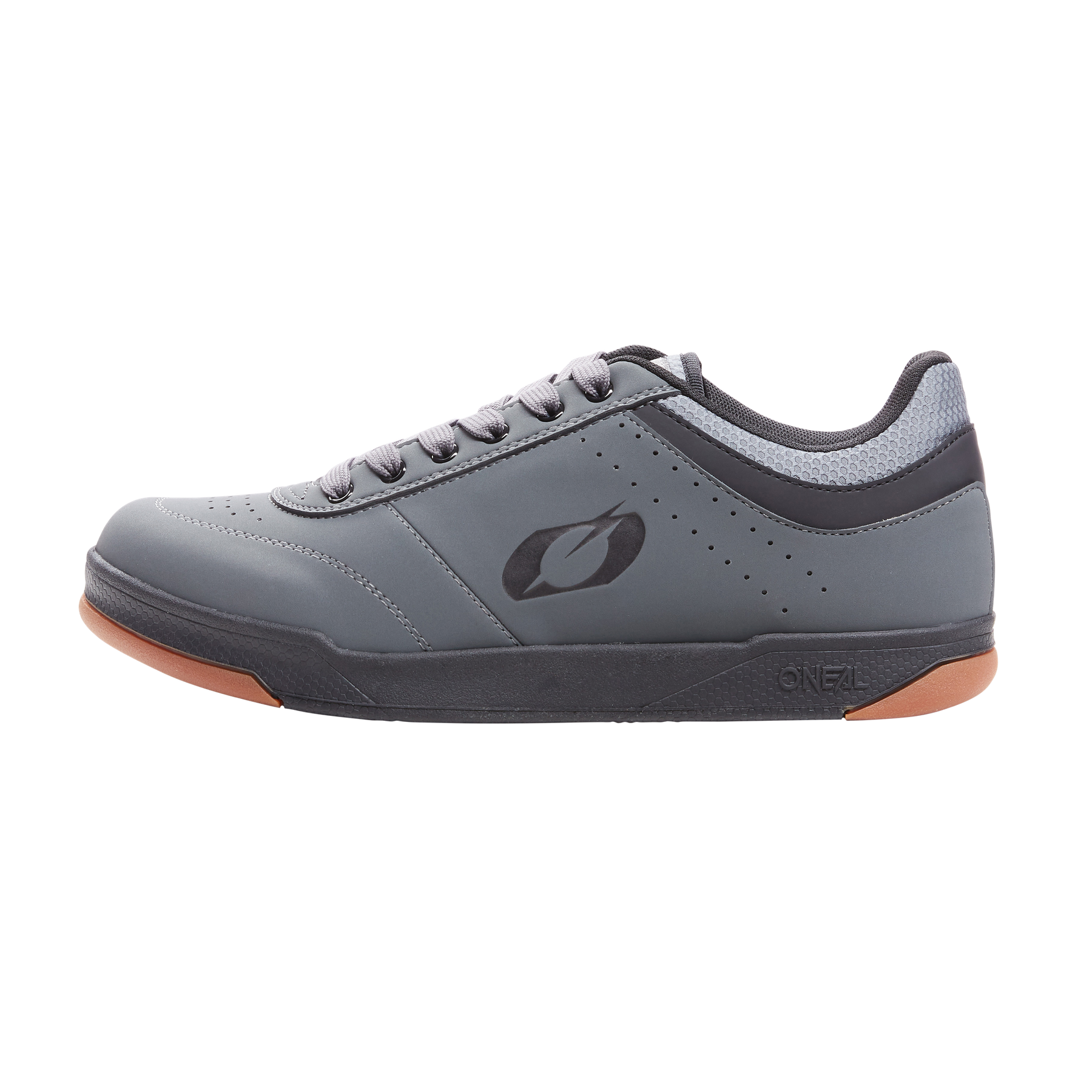 Der O'NEAL PUMPS FLAT Schuh ist ein grauer Fahrradschuh mit schwarzer Sohle, perforierten Details, stilisiertem Seitenlogo und grauen Schnürsenkeln. Braune Akzente an der Spitze und Ferse machen ihn ideal für deine nächste Fahrt oder als Teil deiner Bike-Zubehör-Kollektion.