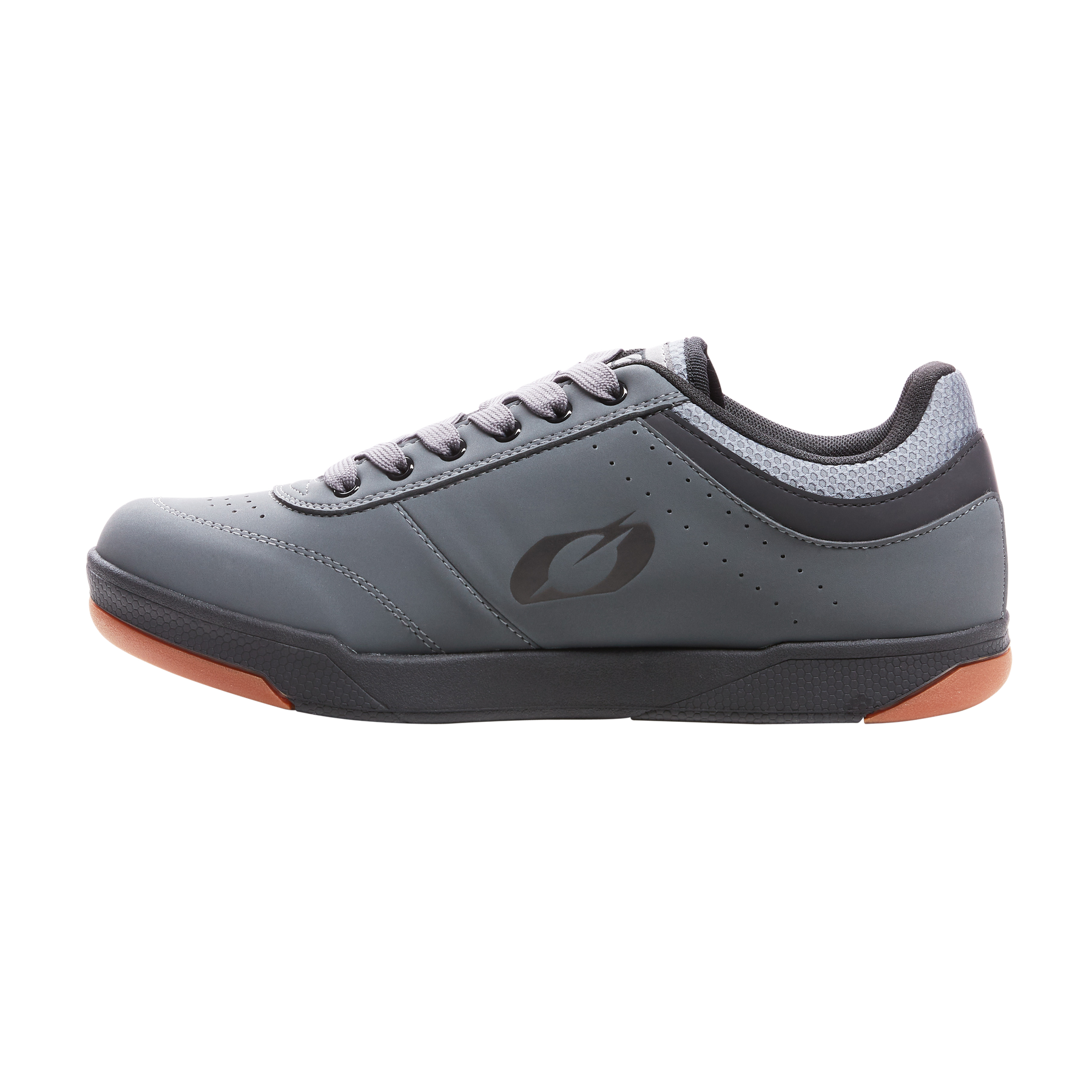 Der O'NEAL PUMPS FLAT Schuh ist ein grauer Fahrradschuh mit schwarzer und orangefarbener Gummisohle, grauen Schnürsenkeln, perforierten Seitenteilen und einem dezenten Blattlogo - ideal zum Radfahren - auf einem schlichten schwarzen Hintergrund.
