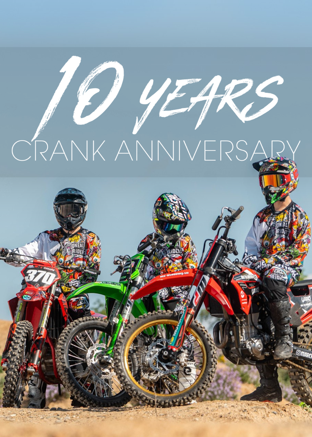 Drei Motocross-Fahrer in farbenfroher Ausrüstung posieren mit ihren Dirtbikes im Freien unter klarem Himmel. Über ihnen steht „10 Jahre Crank-Jubiläum“.