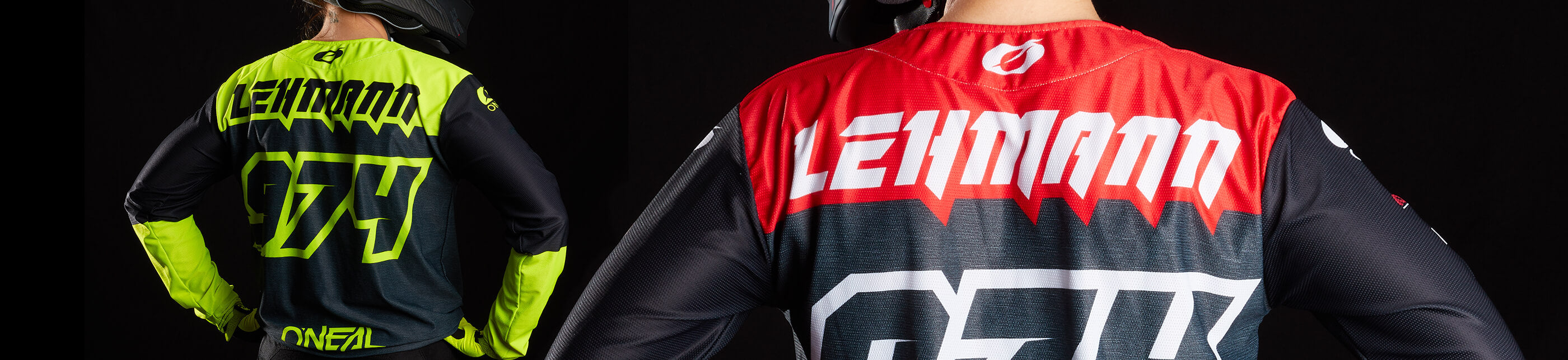Das Bild zeigt zwei Personen, die Motocross-Trikots tragen, auf deren Rücken der Name „Lehmann“ und die Nummer „627“ aufgedruckt sind. Ein Trikot ist überwiegend schwarz und neongelb, während das andere schwarz und rot ist. Beide sind mit „O’Neal“ gebrandet.