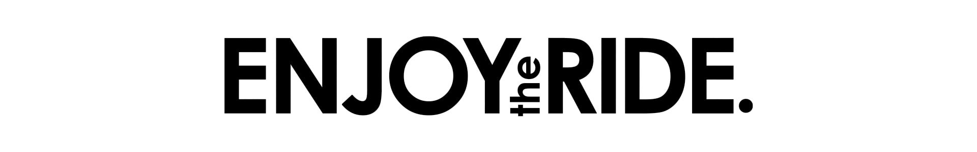 Schwarzer Text auf weißem Hintergrund lautet „ENJOY the RIDE.“ wobei „the“ in kleineren Großbuchstaben vertikal zwischen „ENJOY“ und „RIDE“ steht.
