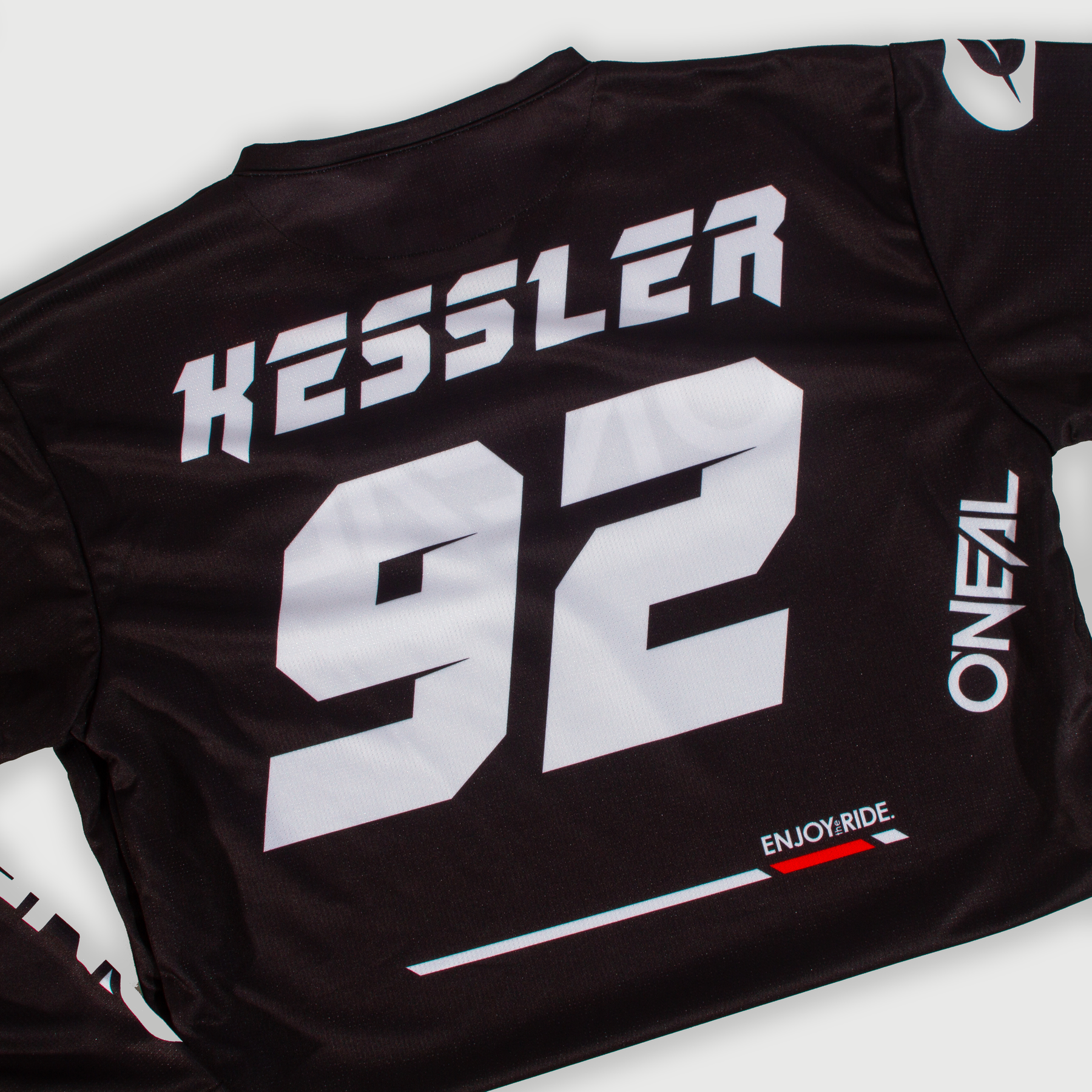 Das O'NEAL Custom Jersey HARDWEAR ELITE zeigt "KESSLER 92" in kräftigem Weiß auf dem Rücken, das O'NEAL-Logo auf dem Ärmel und "ENJOY.RIDE." in der Nähe des Saums - perfekt als einzigartiges Trikot für echte Fans.