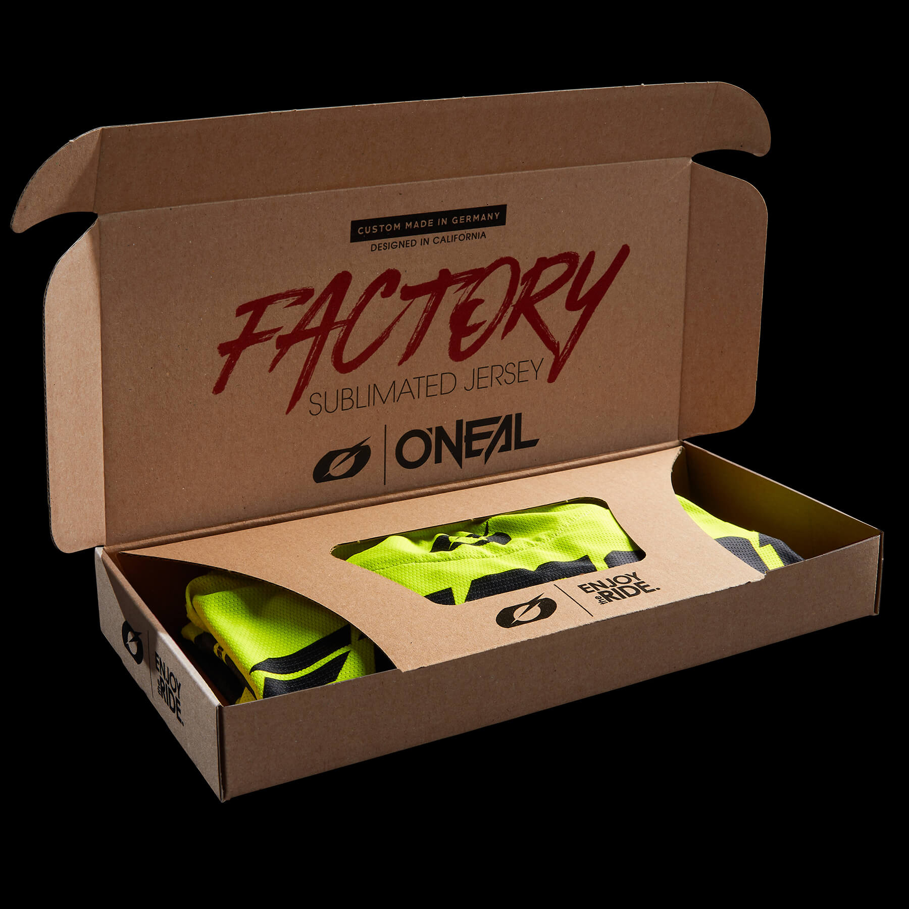 Offener Karton mit einem neongelben, fabriksublimierten Trikot und dem Markennamen „O'NEAL“ auf der Verpackung. Der Text auf dem Karton lautet „Custom Made in Germany, Designed in California“.