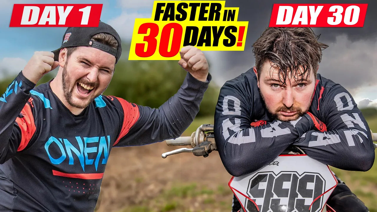 Das geteilte Bild zeigt denselben Mann auf einem Motocross-Motorrad: links aufgeregt und jubelnd mit der Aufschrift „Tag 1“; rechts müde und auf dem Motorrad lehnend mit der Aufschrift „Tag 30“. Der Text lautet: „Schneller in 30 Tagen!“.