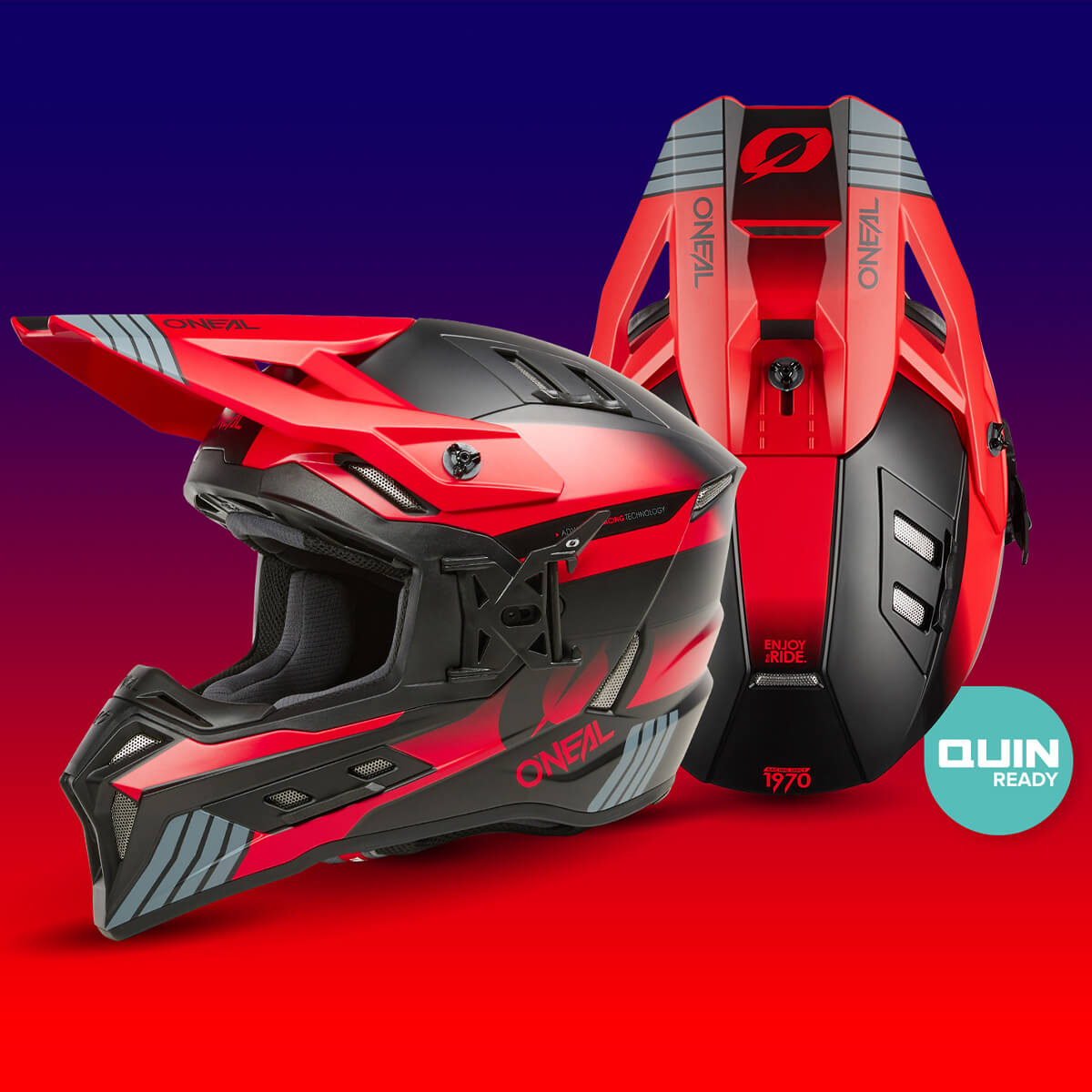 Bild eines rot-schwarzen Motocross-Helms von O'Neal mit dem Logo der Marke und geometrischen Mustern. Der Helm wird von der Seite und von oben gezeigt, begleitet von einem „QUIN Ready“-Etikett, das auf integrierte Sicherheitstechnologie hinweist. Der Hintergrund wechselt von Rot zu Blau.