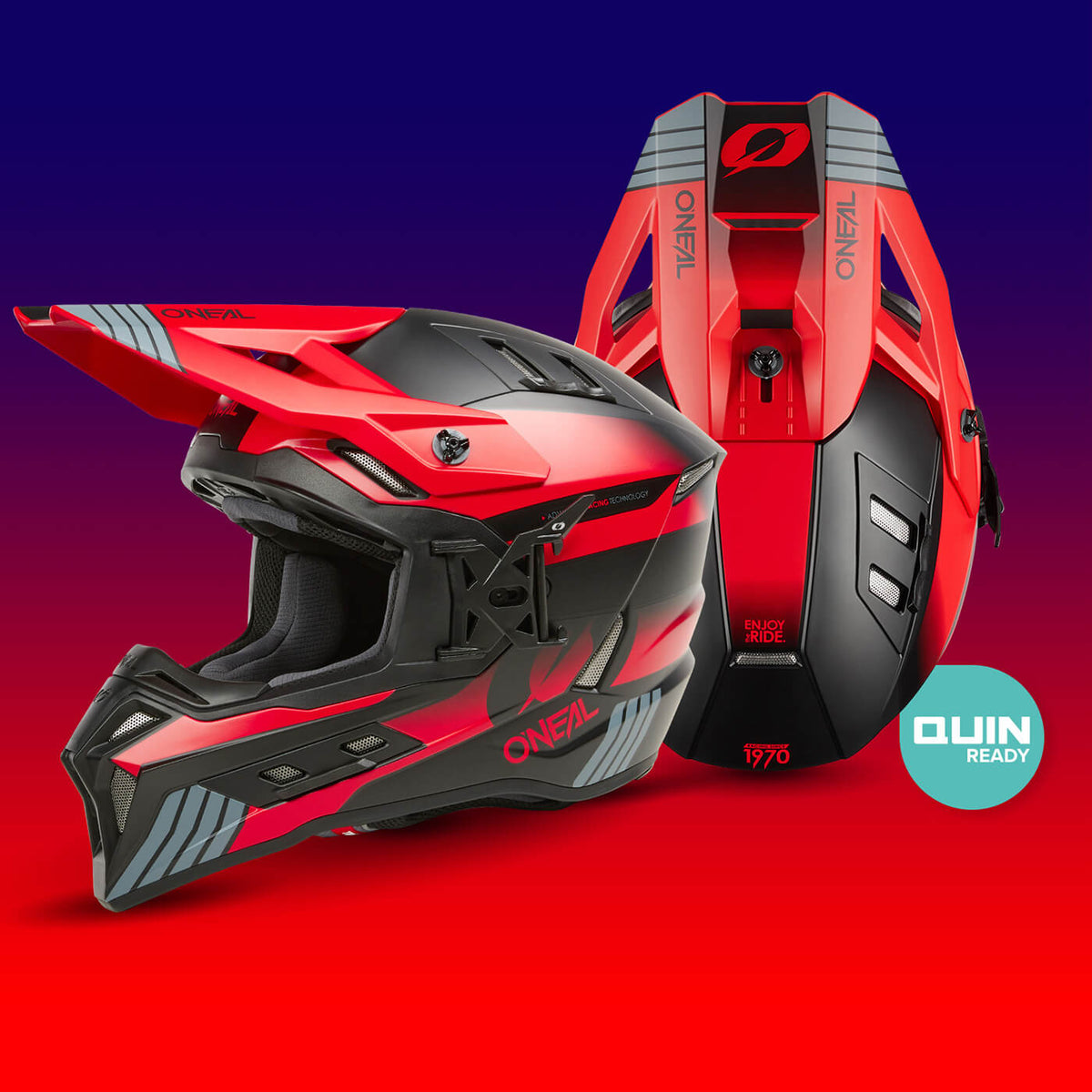 Bild eines rot-schwarzen O'Neal-Motocrosshelms mit verschiedenen Winkeln, um sein Design zu präsentieren. Das Bild enthält den Text: „O'Neal“, „Quin Ready“ und „Enjoy the Ride“. Der Hintergrundverlauf wechselt von Dunkelblau oben zu Rot unten.