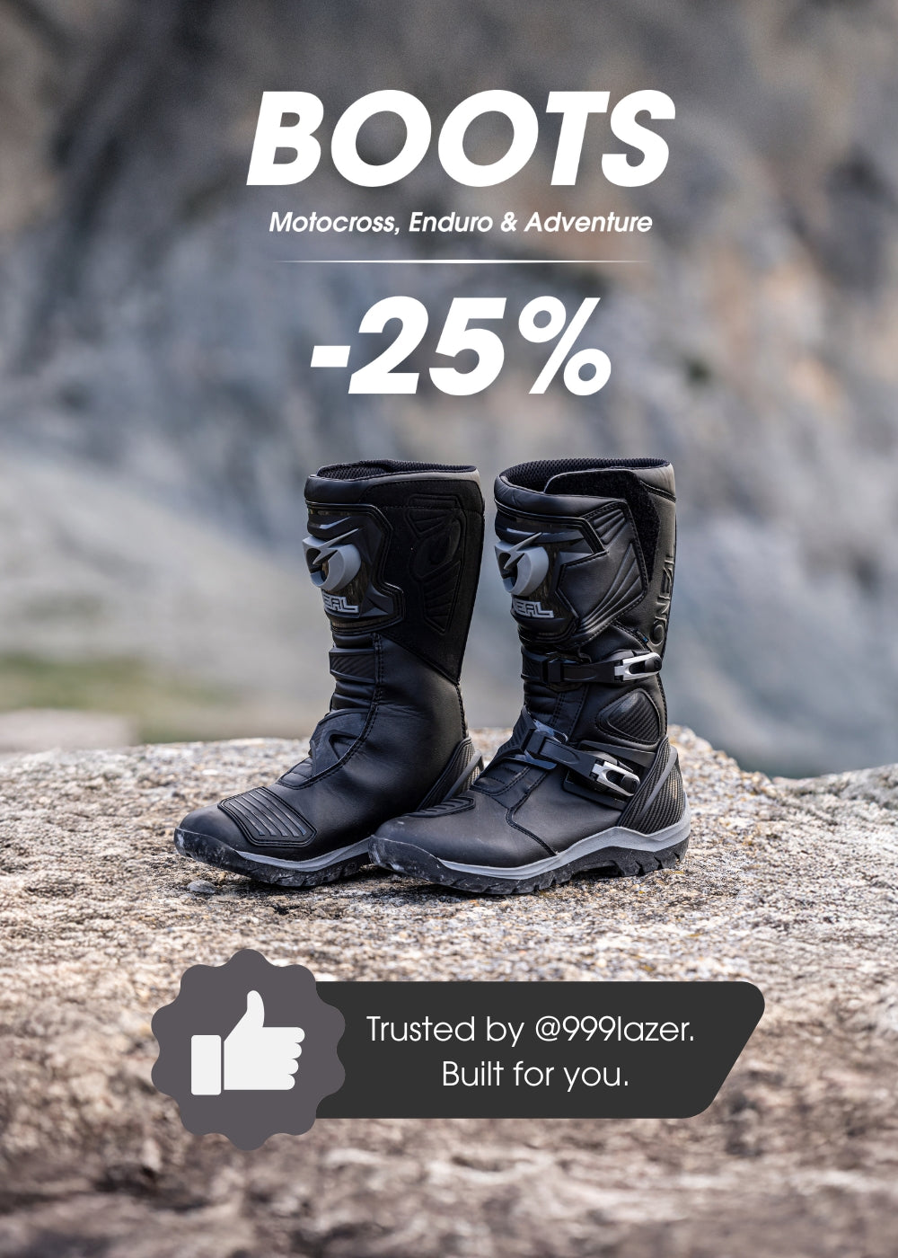 Ein Paar schwarze Motocross-Stiefel auf einer felsigen Oberfläche mit der Aufschrift "BOOTS Motocross, Enduro & Adventure -25%". Darunter ein Abzeichen mit der Aufschrift "Trusted by @999lazer. Für Sie gebaut.