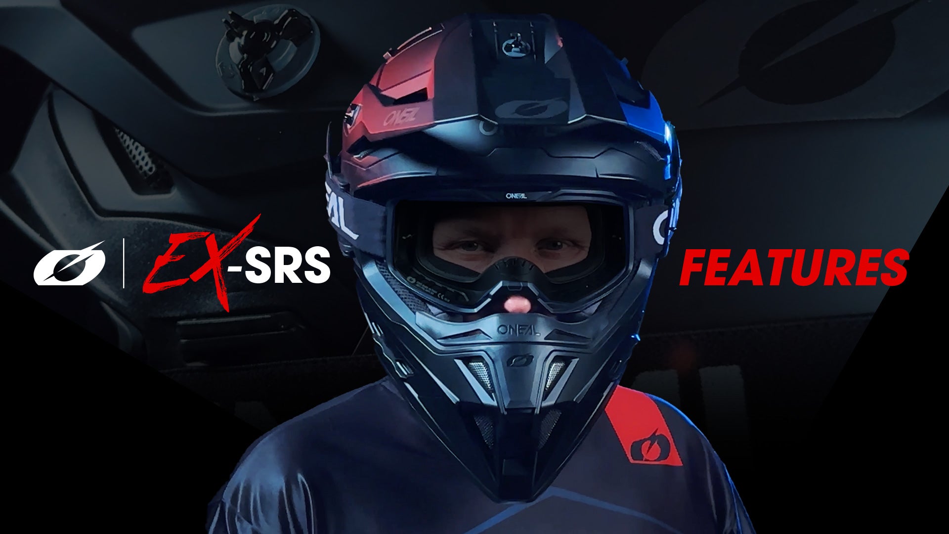 Vor einem dunklen Hintergrund steht eine Person, die einen blau-schwarzen Integralhelm mit Visier trägt. Der Helm trägt das „O'Neal“-Logo. Auf der linken Seite ist in Rot und Weiß der Text „EX-SRS“ zu sehen, auf der rechten Seite in Rot „FEATURES“.
