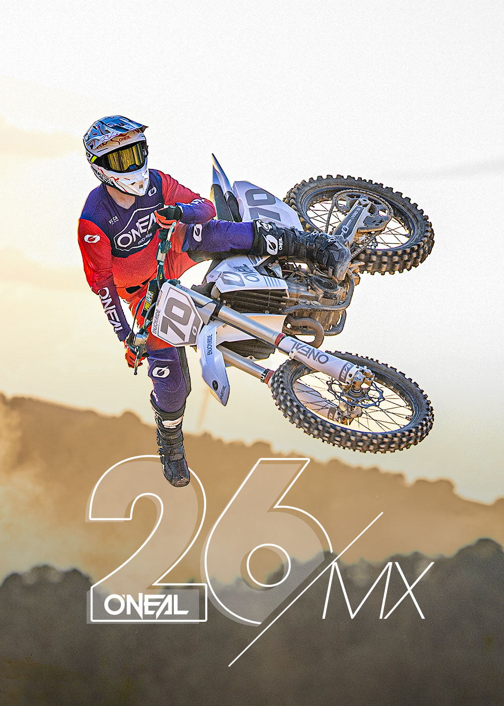 Ein Motocross-Fahrer in roter und blauer O'Neal-Kleidung vollführt einen Sprung auf einem Dirt Bike mit der Nummer 20, wobei unten der Text "26/O'NEAL/MX" eingeblendet ist. Der Hintergrund ist unscharf mit erdigen Tönen.