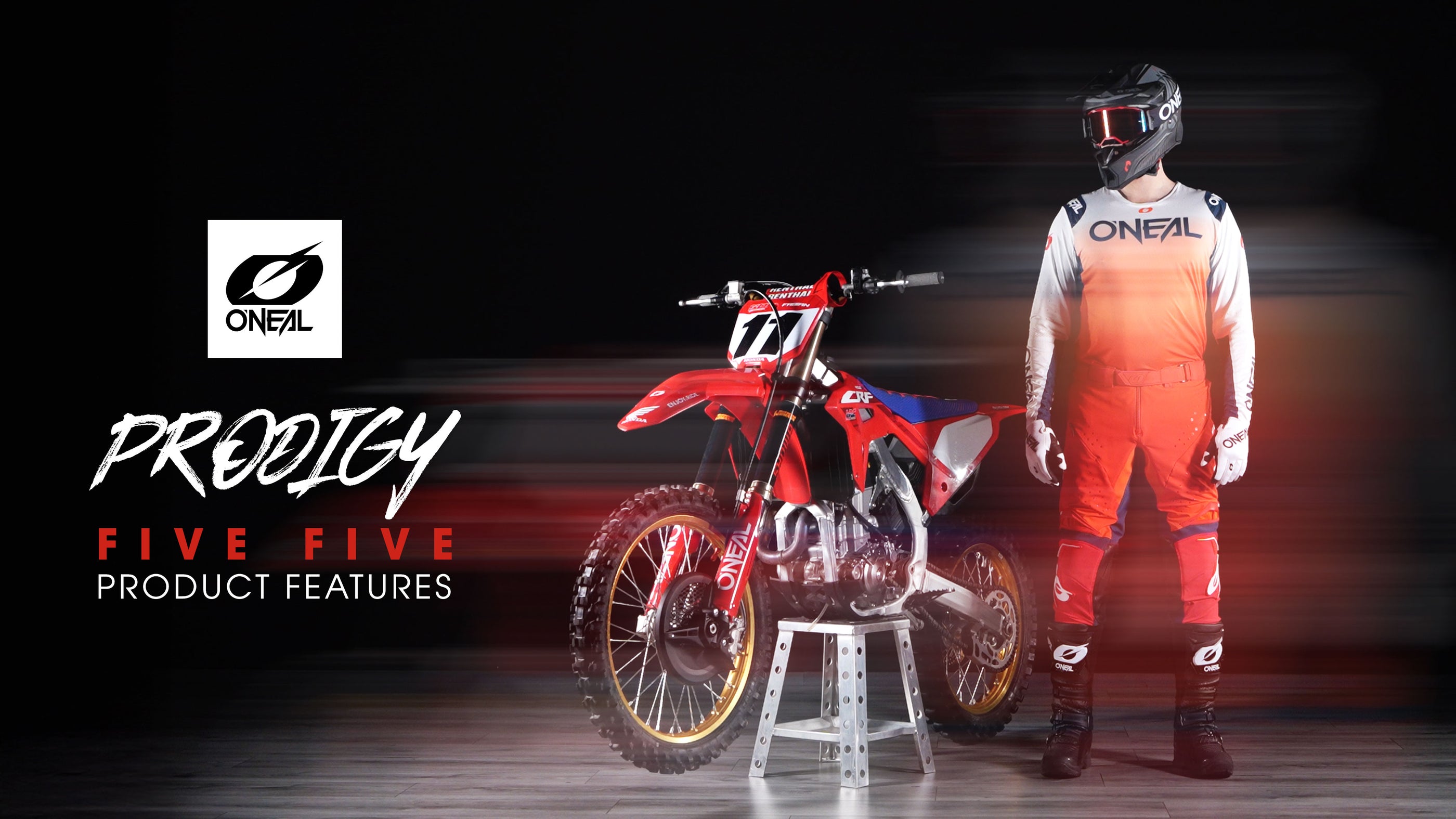 Ein Motocross-Fahrer in O'NEAL-Ausrüstung steht neben einem roten Dirtbike auf einem Ständer. Auf dunklem Hintergrund steht der Text „O'NEAL PRODIGY FIVE FIVE PRODUCT FEATURES“.