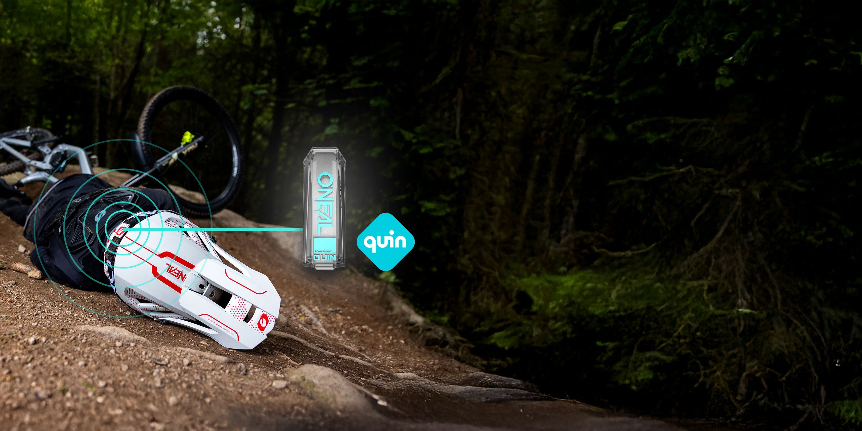 Ein weißer Fahrradhelm mit digitalen Signalen liegt auf einem Waldweg neben einem umgestürzten Fahrrad. In der Nähe sind eine Dose mit der Aufschrift „TIVANO“ und dem Logo „quin“ zu sehen, was auf eine intelligente Sicherheits- oder Gesundheitsfunktion hindeutet.