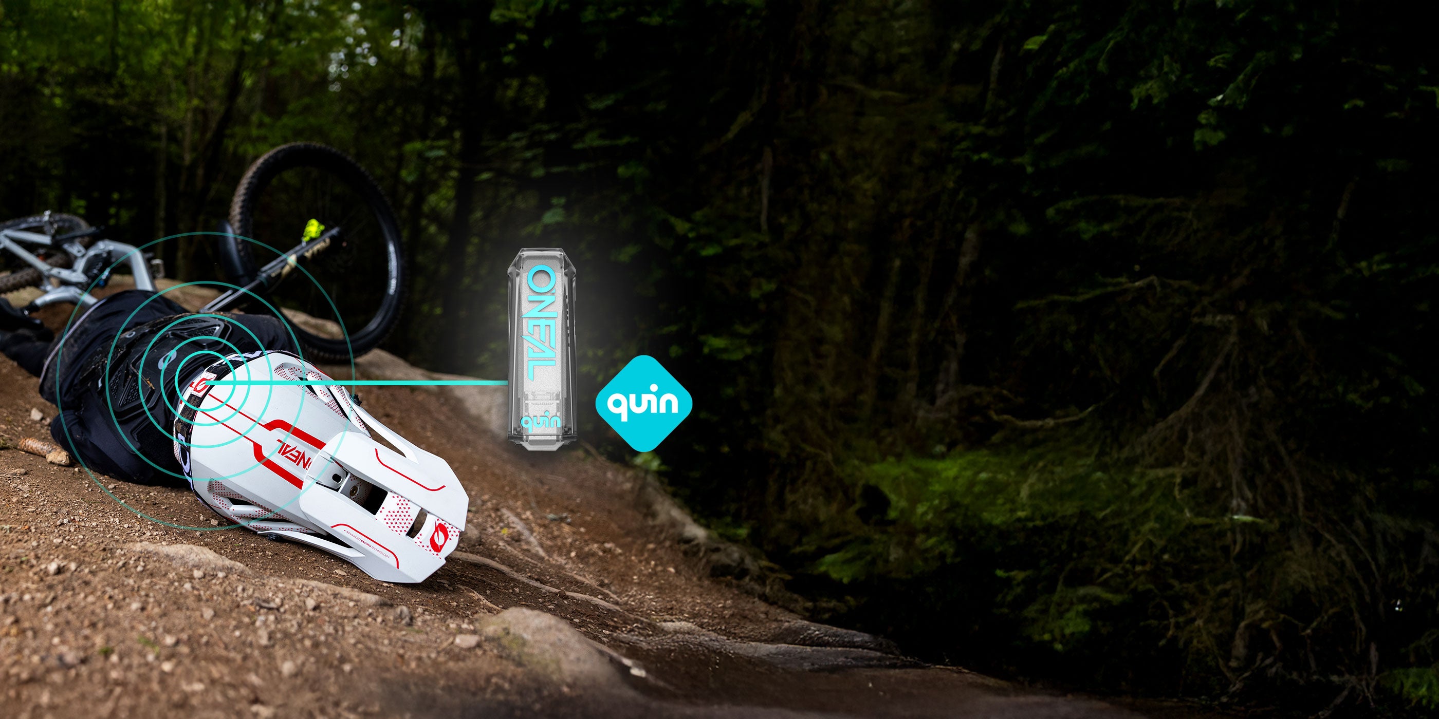 Ein weißer Fahrradhelm liegt auf einem Feldweg neben einem umgestürzten Fahrrad im Wald. Neben dem Helm sind eine Energydrinkdose und das Quin-Logo hervorgehoben und durch digitale Linien verbunden.